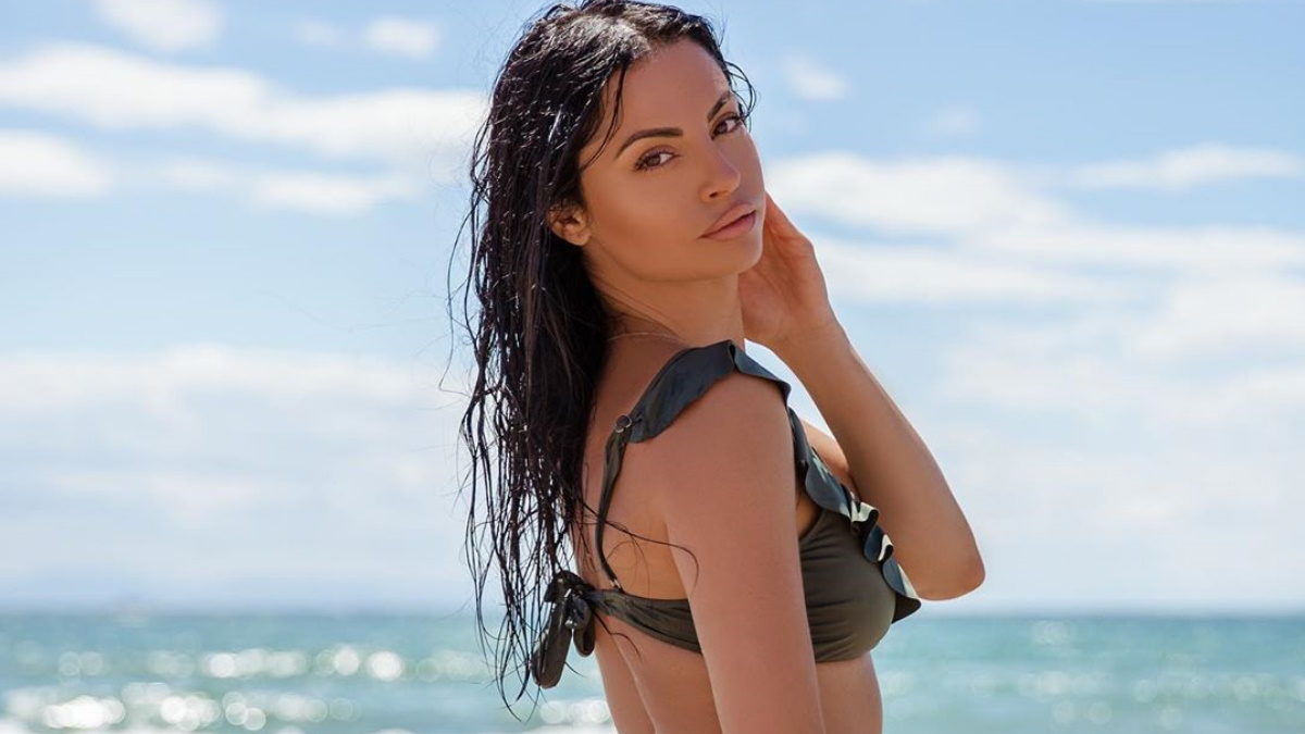 Η Δήμητρα Αλεξανδράκη ποζάρει ολόγυμνη, φορώντας μόνο με ένα… καπέλο και κόβει ανάσες!