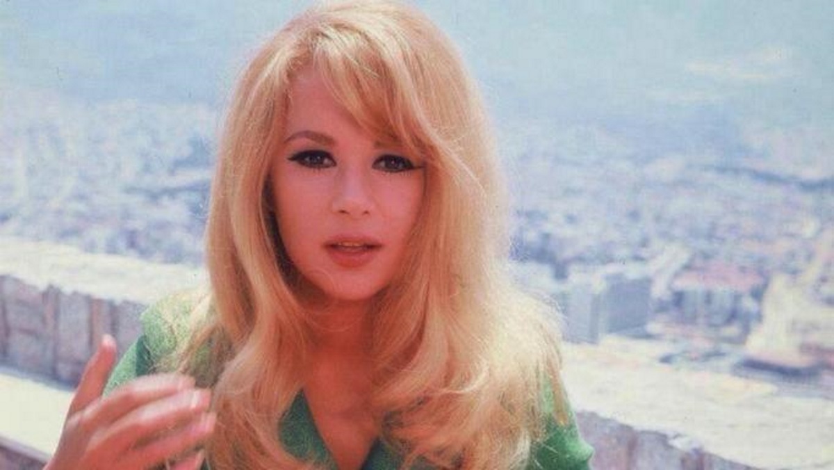 «Βγαίνει ο Βασιλιάς Κωνσταντίνος στο μπαλκόνι, βγαίνει η Αλίκη Βουγιουκλάκη στο απέναντι και…»