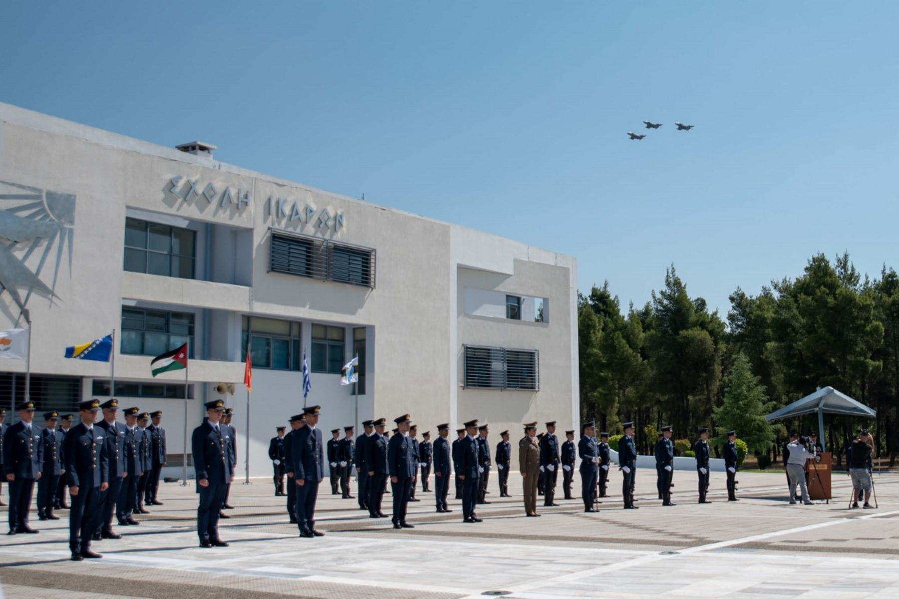 Oι νέοι ανθυποσμηναγοί παρέλαβαν τα ξίφη τους την ώρα που μαχητικά αεροσκάφη έδιναν το δικό τους σόου στον ουρανό! (pics)