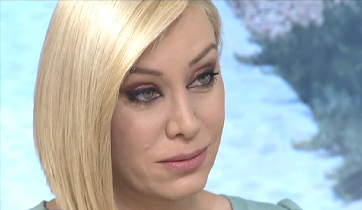 Συγκινημένη η Αντριάνα Παρασκευοπούλου στον αέρα της ΕΡΤ! [vid]