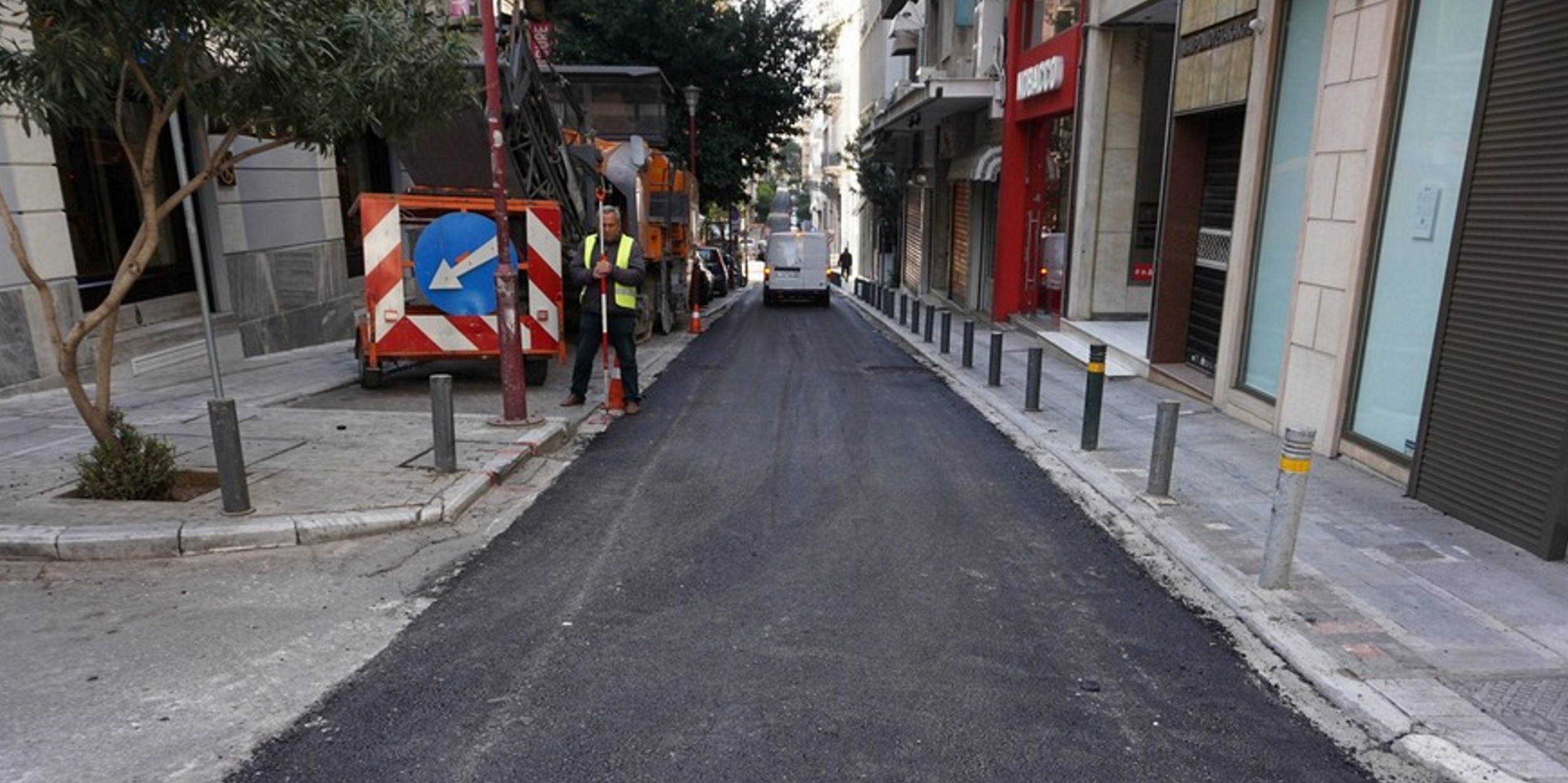 (Ξένη δημοσίευση)  Ο περιφερειάρχης Αττικής Γιώργος Πατούλης και ο Ααντιπεριφερειάρχης Κεντρικού Τομέα Γ. Δημόπουλος πραγματοποίησαν επίσκεψη σε έργα που υλοποιούνται σε κεντρικές οδικές αρτηρίες της Αθήνας, Πέμπτη 09 Απριλίου 2020. Με εντατικούς ρυθμούς προχωρούν οι εργασίες ασφαλτόστρωσης και συντήρησης του κεντρικού οδικού δικτύου σε όλες τις Περιφερειακές Ενότητες της Αττικής. ΑΠΕ- ΜΠΕ