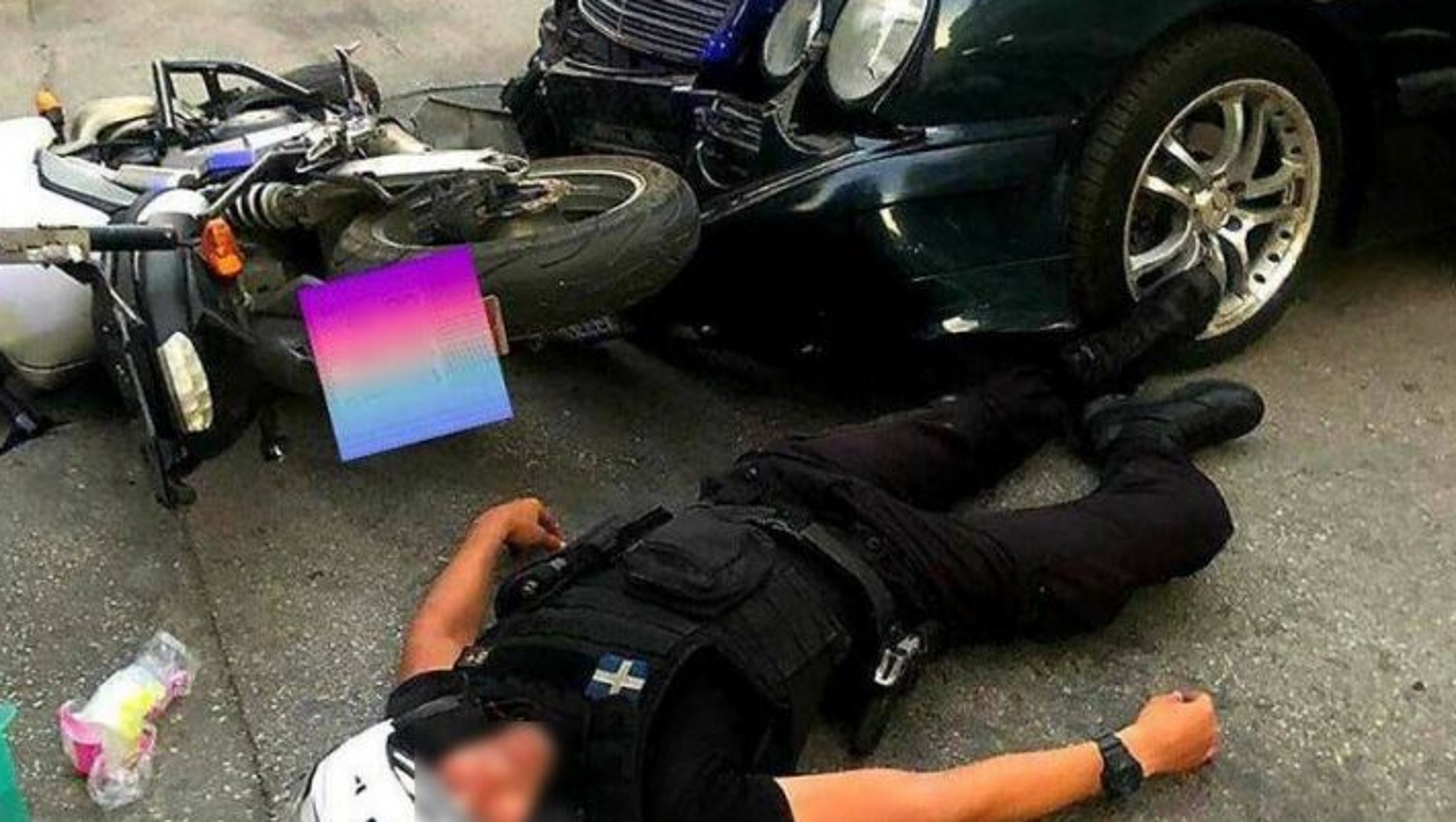 Λάρισα: Η στιγμή που αστυνομικός τραυματίζεται σε τροχαίο! Το λάθος που λίγο έλειψε να του στοιχίσει τη ζωή (Φωτό)