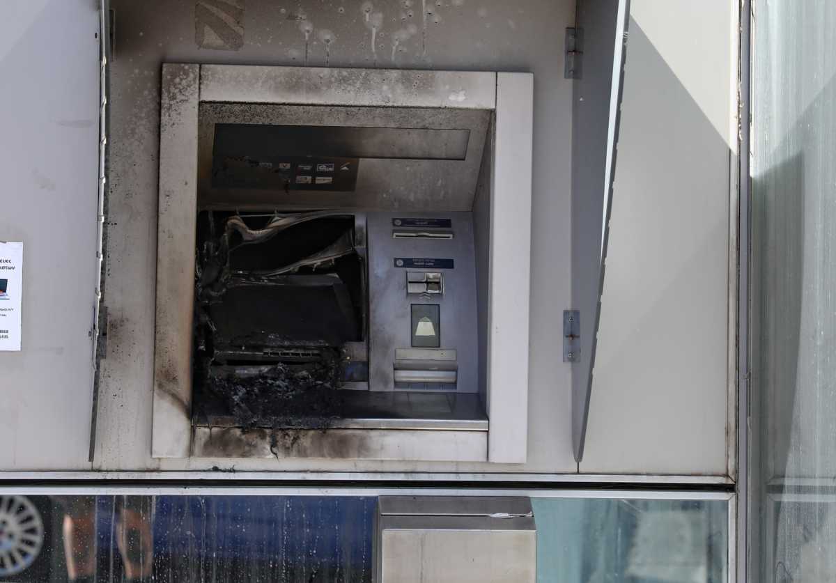 Θεσσαλονίκη: Ανατίναξαν ΑΤΜ και βούτηξαν τα χρήματα που υπήρχαν μέσα! Οι δράστες έφυγαν με μηχανές
