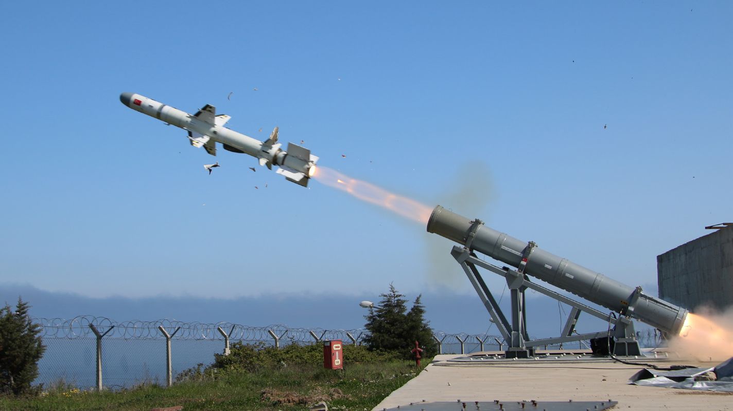 Η Τουρκία εκτόξευσε αντιπλοϊκό πύραυλο με τον στόχο να βρίσκεται… 200 χιλιόμετρα μακριά! (vid)