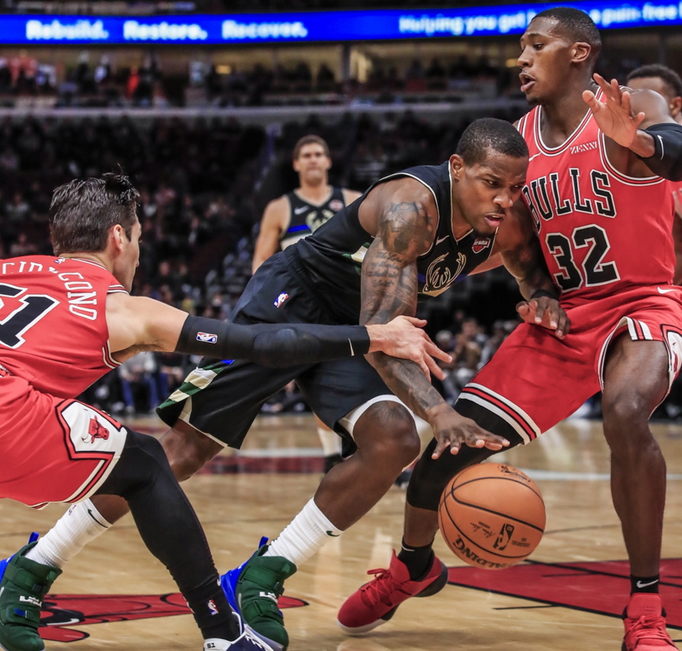 epa08007250 Milwaukee Bucks guard Eric Bledsoe (C) in action against Chicago Bulls guard Ryan Arcidiacono (L) and guard Kris Dunn (R) during the NBA game between the Milwaukee Bucks and the Chicago Bulls at the United Center in Chicago, Illinois, USA, 18 November 2019.  EPA