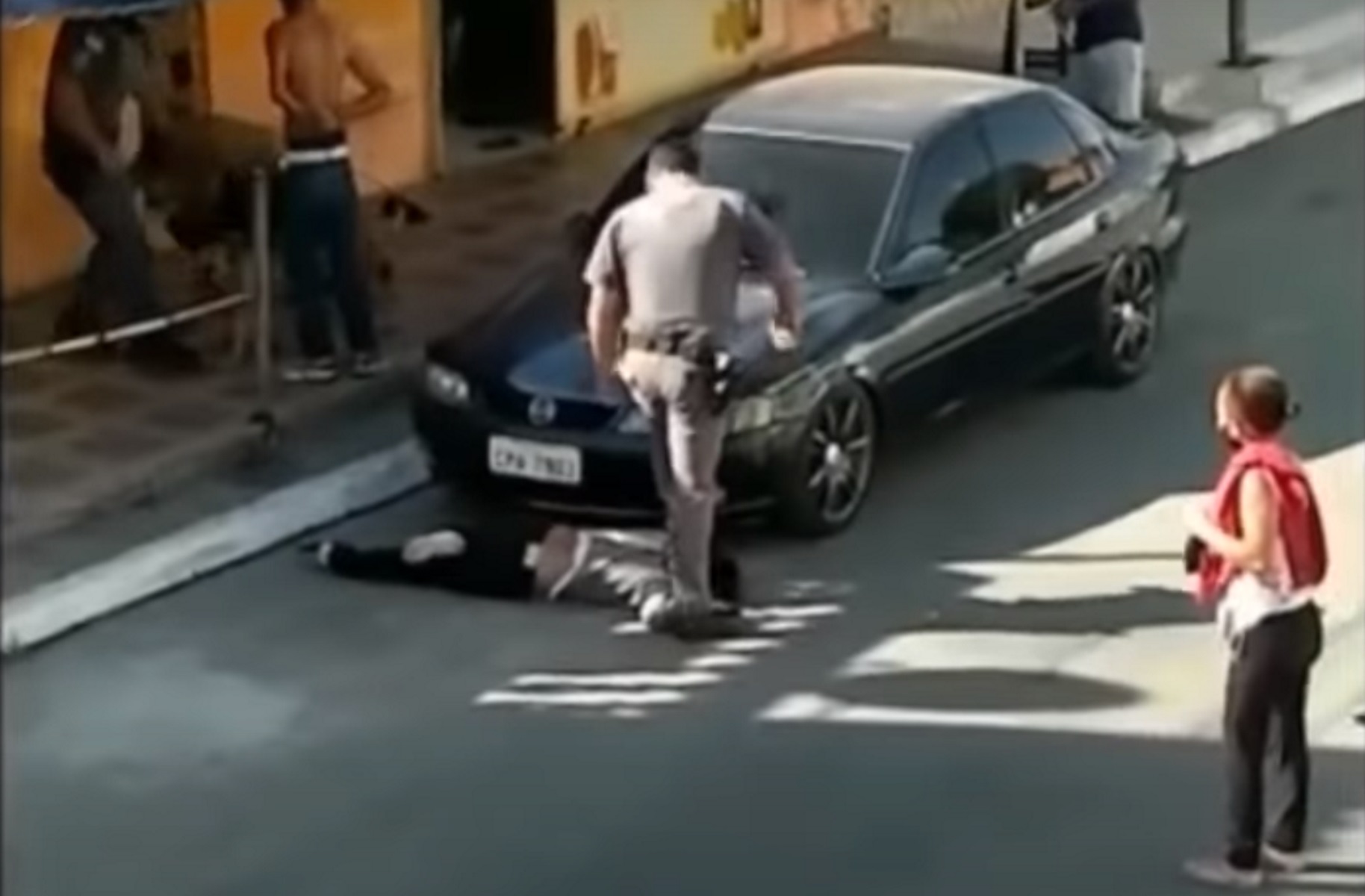 Βίντεο σοκ στη Βραζιλία: Αστυνομικός κακοποιεί γυναίκα – Την πατάει στον λαιμό για να την ακινητοποιήσει