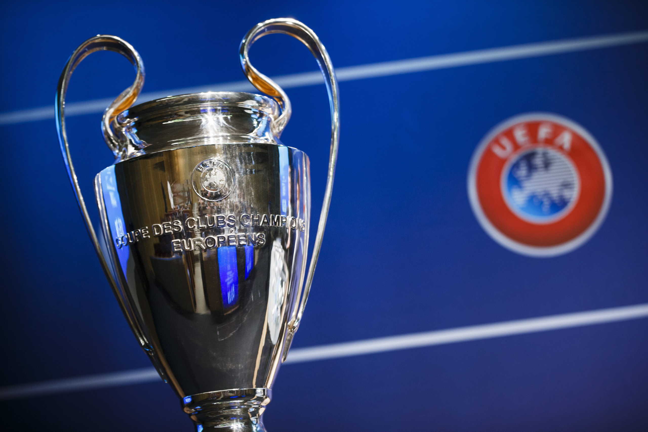 ARCHIV - Die Champions-League-Trophäe steht am 22.06.2015 während der Auslosung der ersten beiden Qualifikationsrunden der UEFA Champions League 2015