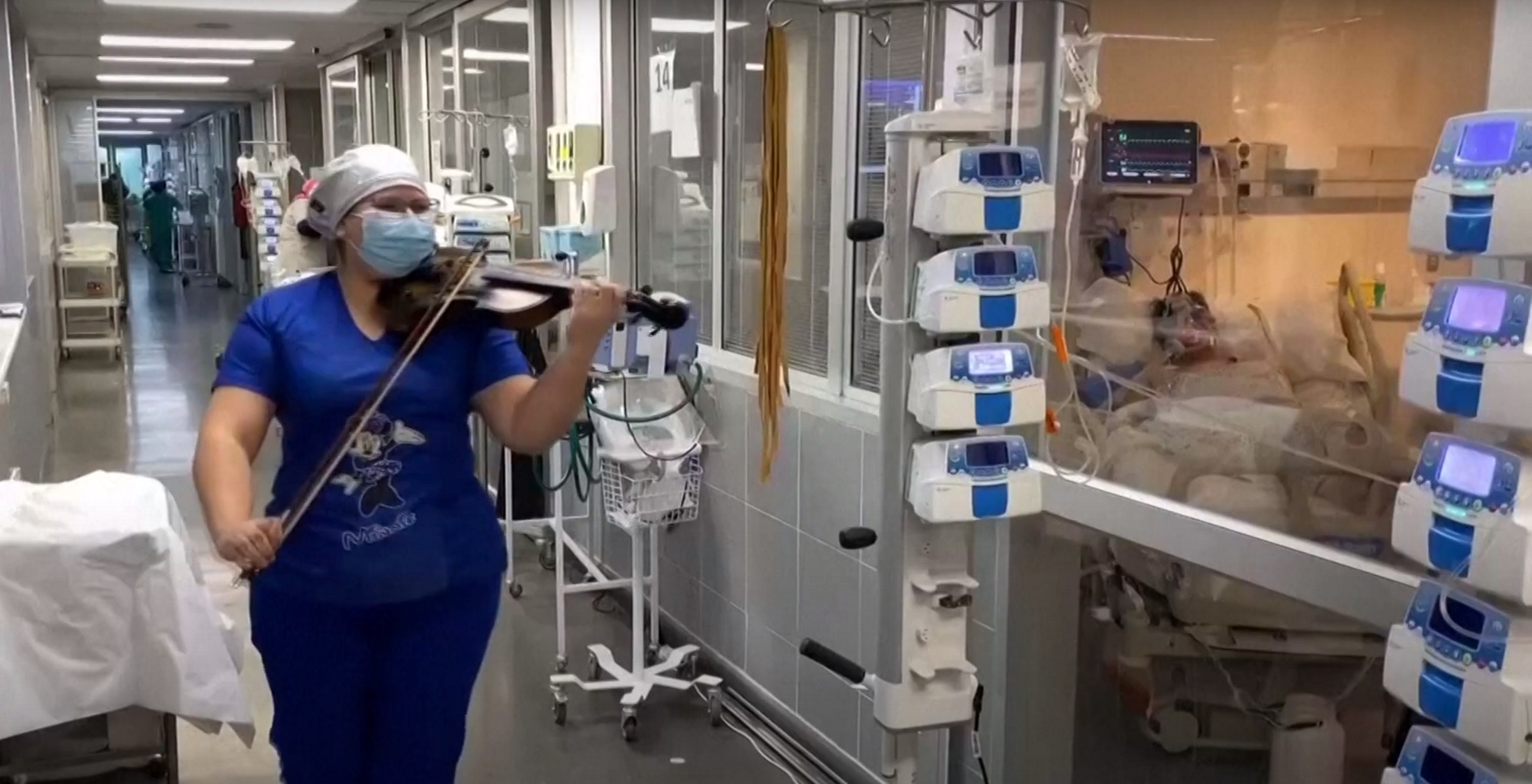 Χιλή: Νοσηλεύτρια παίζει βιολί σε ασθενείς με κορονοϊό για να τους δώσει κουράγιο