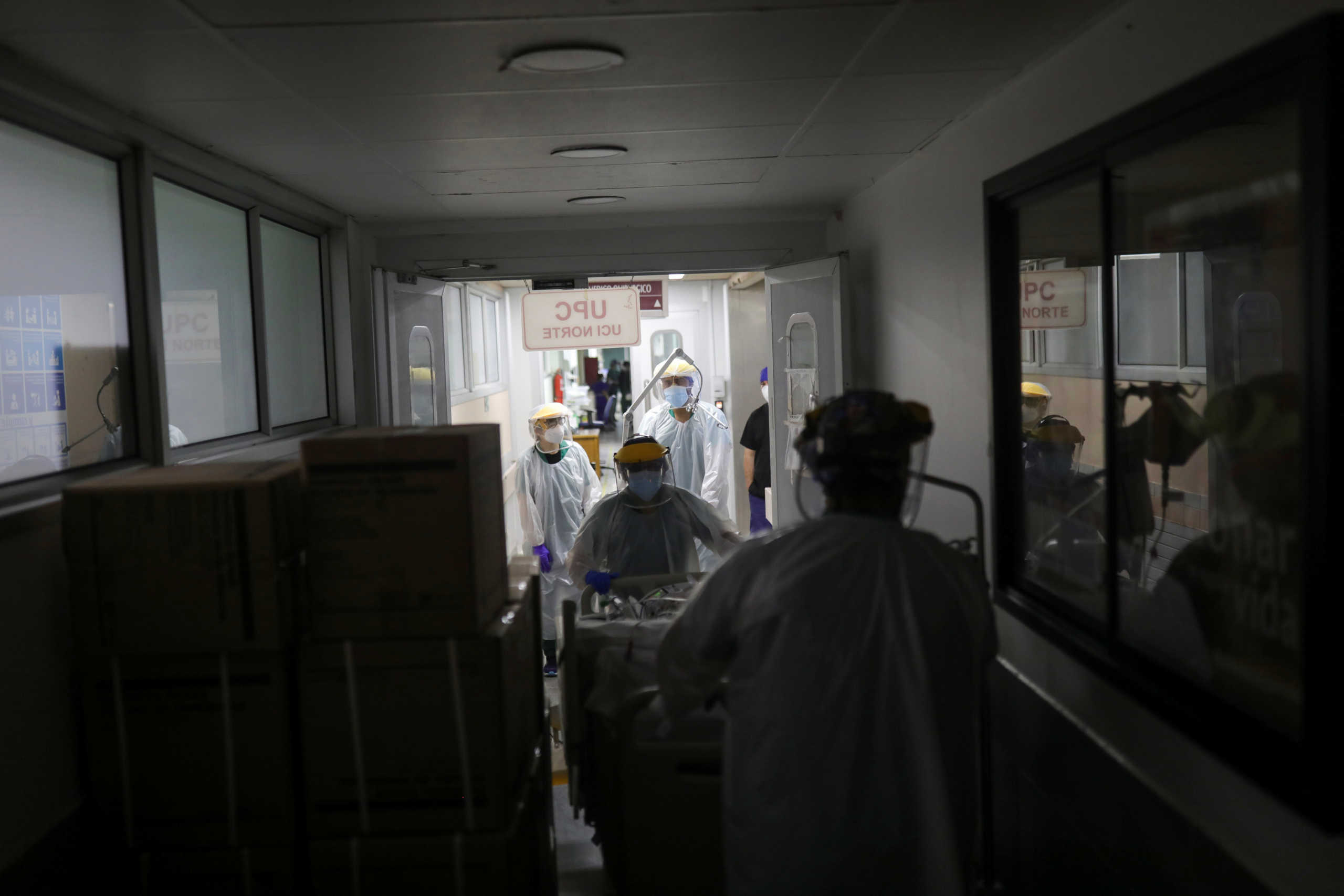 Medical personnel move a patient suffering from the coronavirus disease (COVID-19) in the Intensive Care Unit (ICU) of the El Pino de San Bernardo hospital, in Santiago, Chile July 2, 2020. Picture taken July 2, 2020. REUTERS