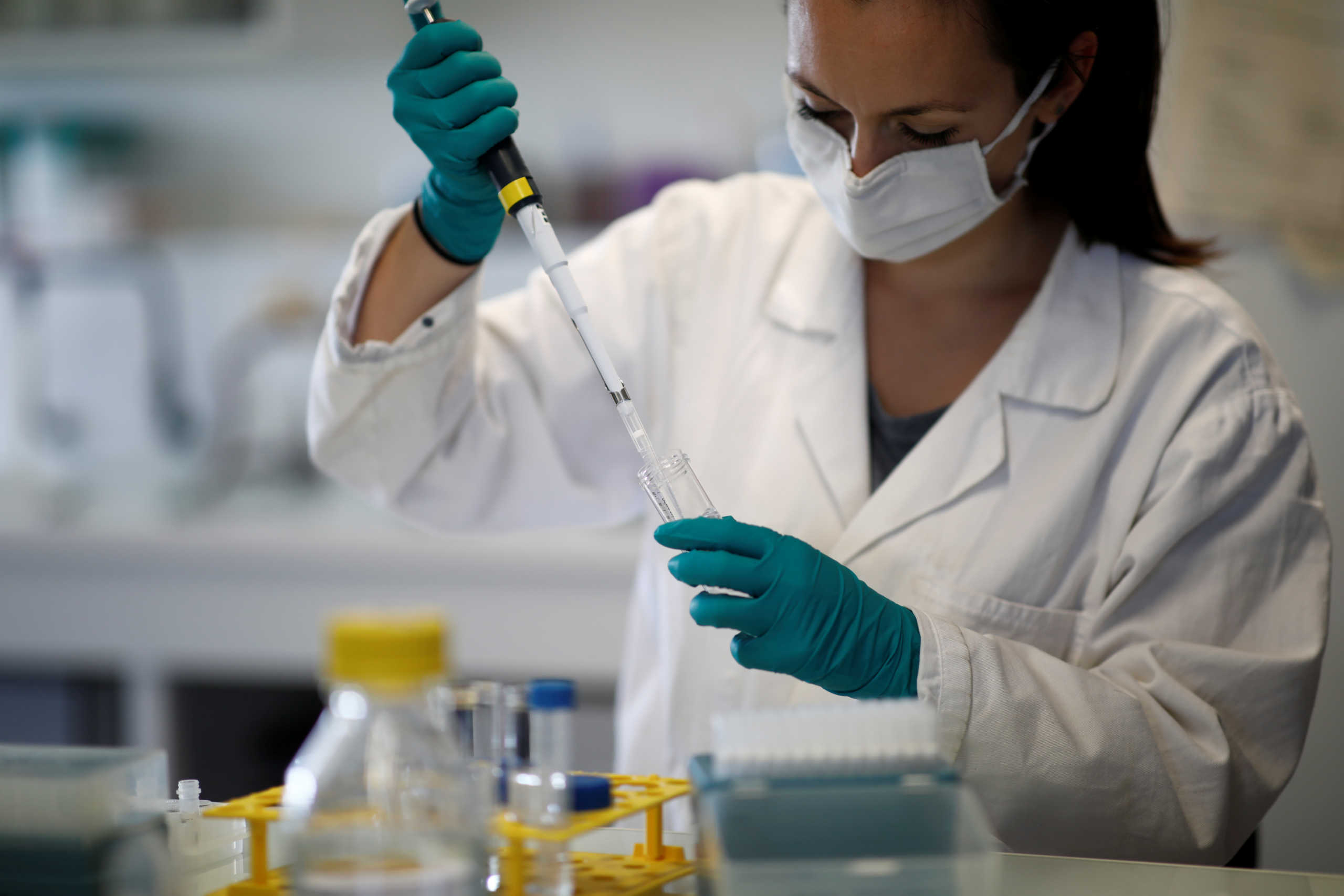 A water quality scientist, conducts tests on a water sample at the Eau de Paris research and analysis laboratories in Ivry-sur-Seine, near Paris, France, July 22, 2020. Scientists study the Paris waste water to detect the concentration of COVID-19 traces as France remains vigilant against the spread of the coronavirus disease (COVID-19). Picture taken July 22, 2020. REUTERS