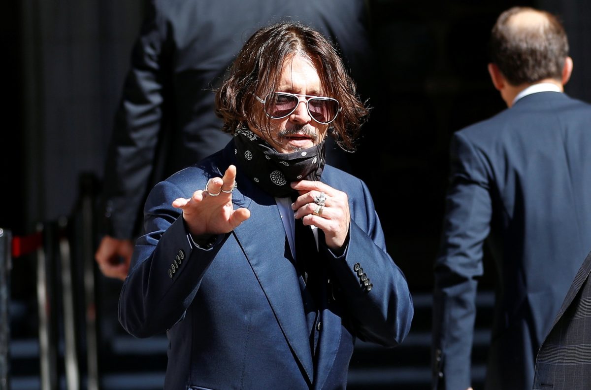 Johnny Depp: Στο δικαστήριο με μάσκα! Η Amber εμφανίστηκε με την σύντροφό της! [pics]