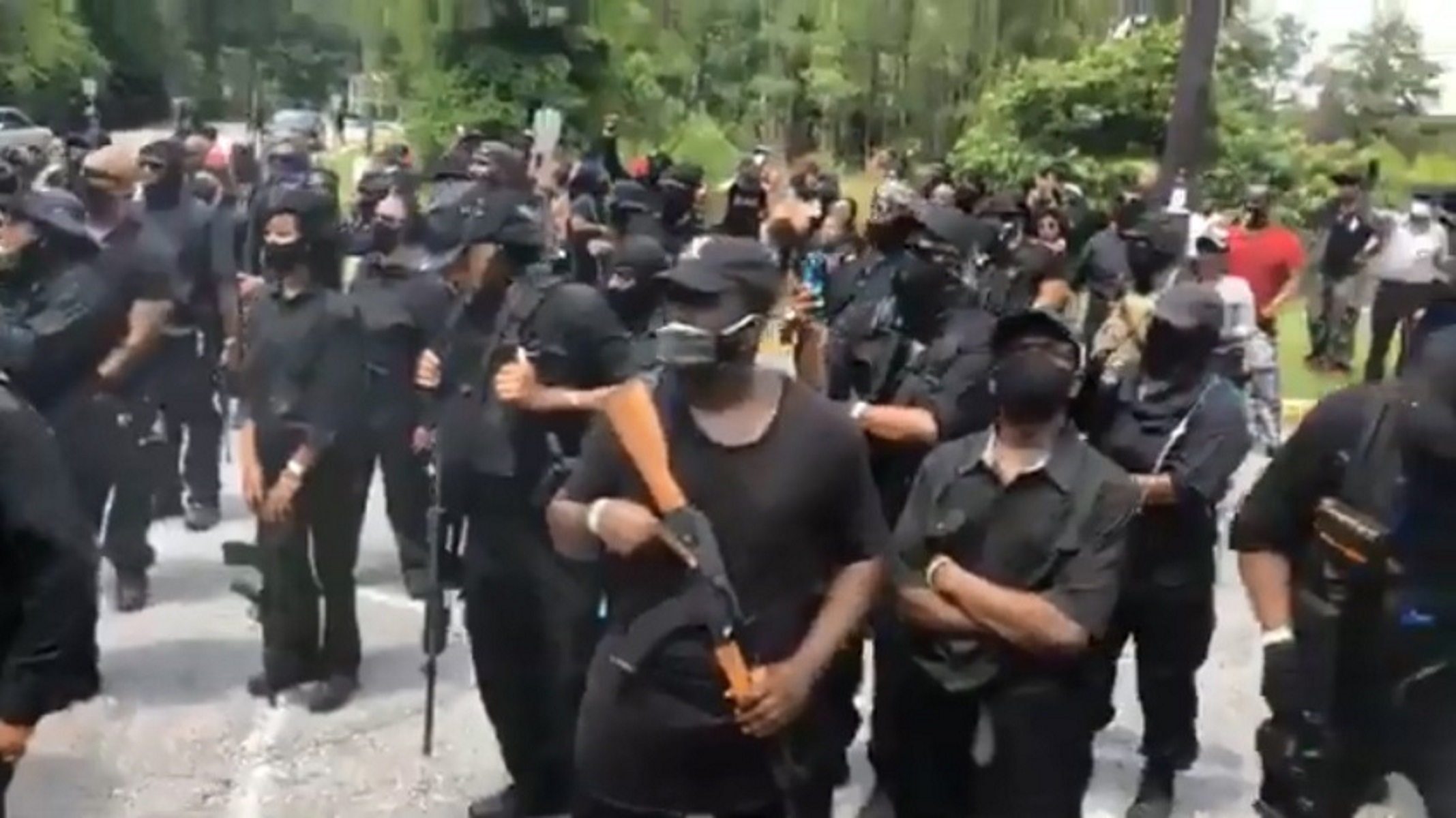 Αφροαμερικανοί διαδήλωσαν με τουφέκια και ζώνες πυρομαχικών σε πάρκο της Τζόρτζια (video)