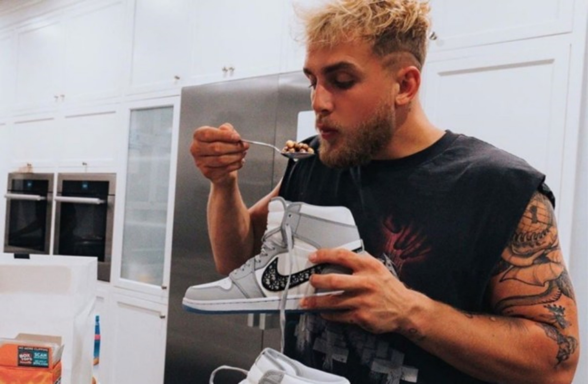 Τύπος τρώει δημητριακά μέσα από ένα σπάνιο sneaker αξίας 20.000 δολαρίων!