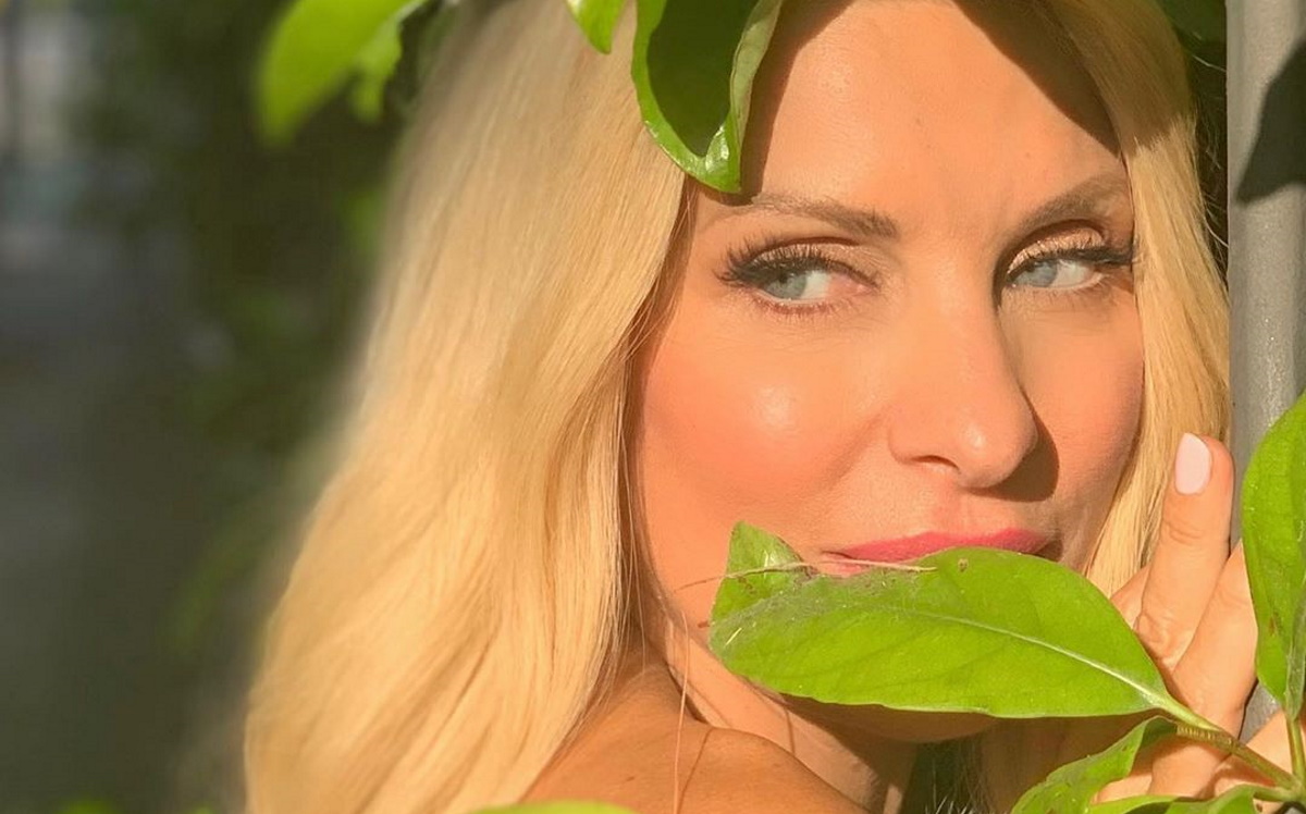 Η Ελένη Μενεγάκη μέσα στον μεγάλο κήπο του σπιτιού της στην Αθήνα! – ΦΩΤΟ