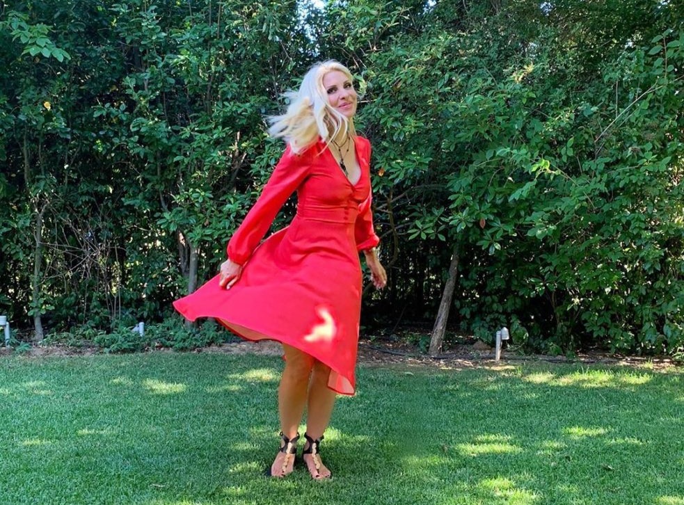 Eλένη Μενεγάκη: Το μεγάλο ευχαριστώ για την «επίθεση» αγάπης! Οι πόζες στον κήπο της! [pics]