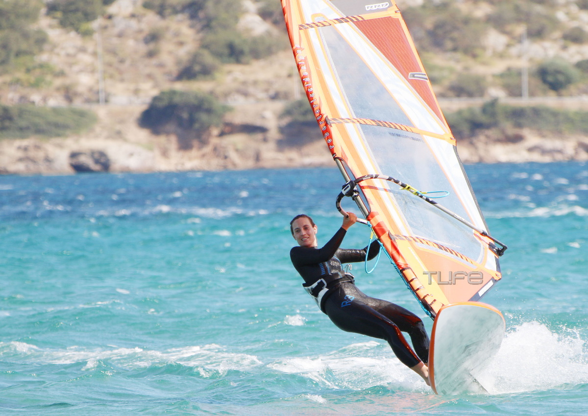 Η Ελεονώρα Μελέτη δαμάζει τα κύματα με τη σανίδα του surf και εντυπωσιάζει με τις επιδόσεις της! [pics]