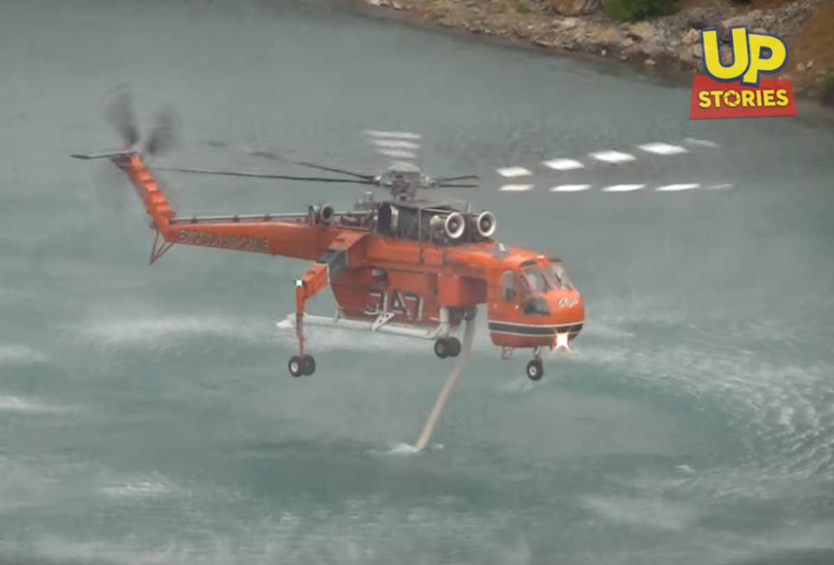 Εύβοια: Αγγίζει το νερό! Η στιγμή που ελικόπτερο Erickson ανεφοδιάζεται σε παλιό λατομείο (Βίντεο)