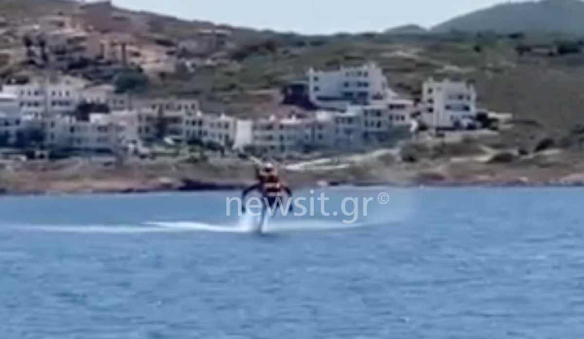 Εντυπωσιακό βίντεο: Η στιγμή που πυροσβεστικό ελικόπτερο κατεβαίνει στην θάλασσα να γεμίσει νερό