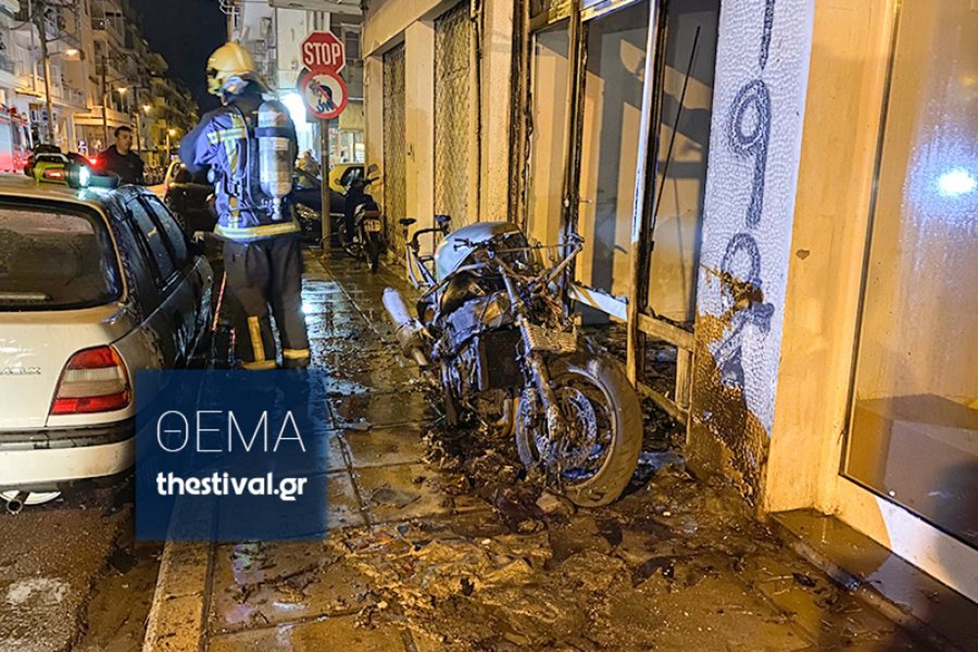 Θεσσαλονίκη: Έβαλαν φωτιά σε μηχανή και προκάλεσαν ζημιές σε αυτοκίνητα και είσοδο γραφείου (Βίντεο)