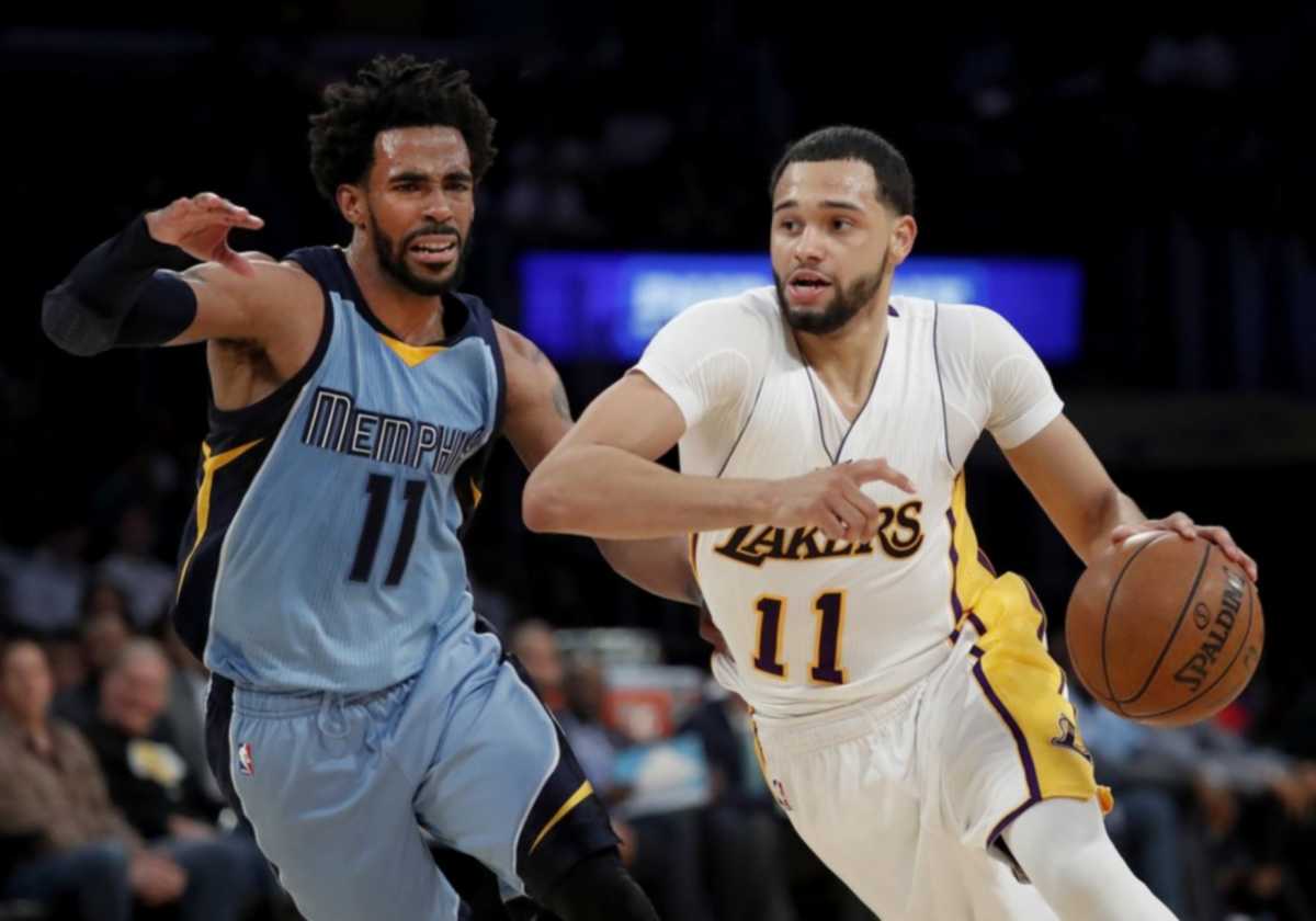 epa05885210 Los Angeles Lakers Tyler Ennis (R) works against Memphis Grizzlies Mike Conley (L) in second half action of their NBA basketball game in Los Angeles, California, USA 02 April  2017.  EPA
