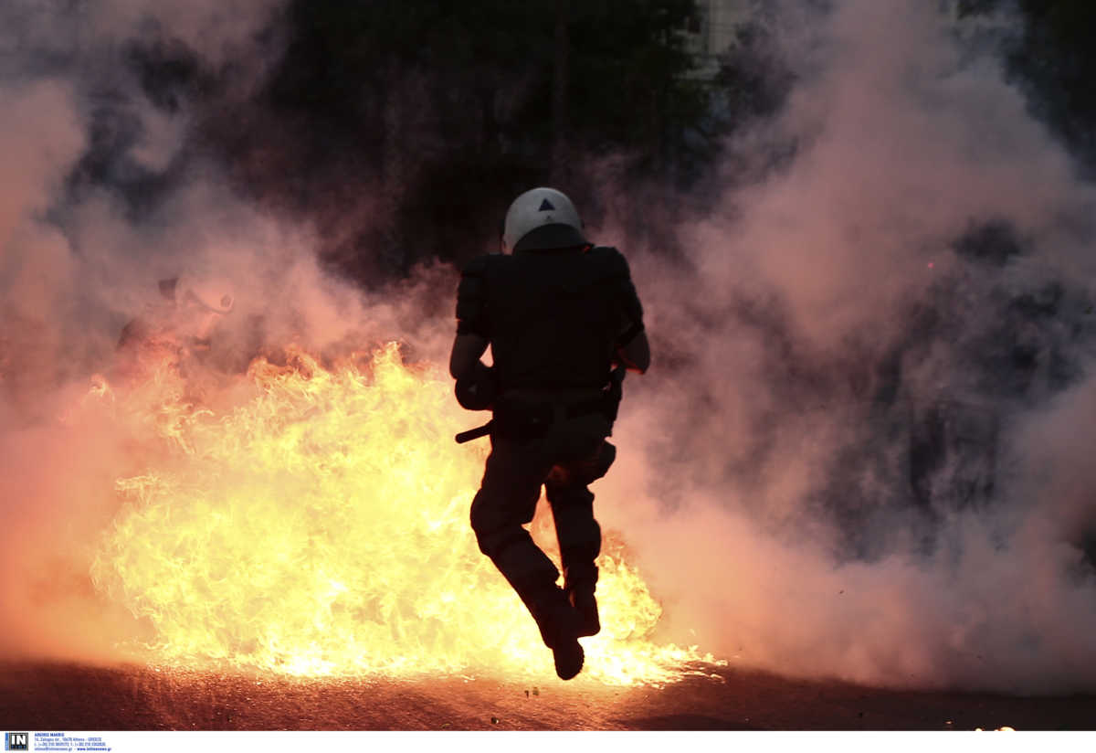 Δίωξη για απόπειρα ανθρωποκτονίας για τον τραυματισμό του αστυνομικού στο Σύνταγμα