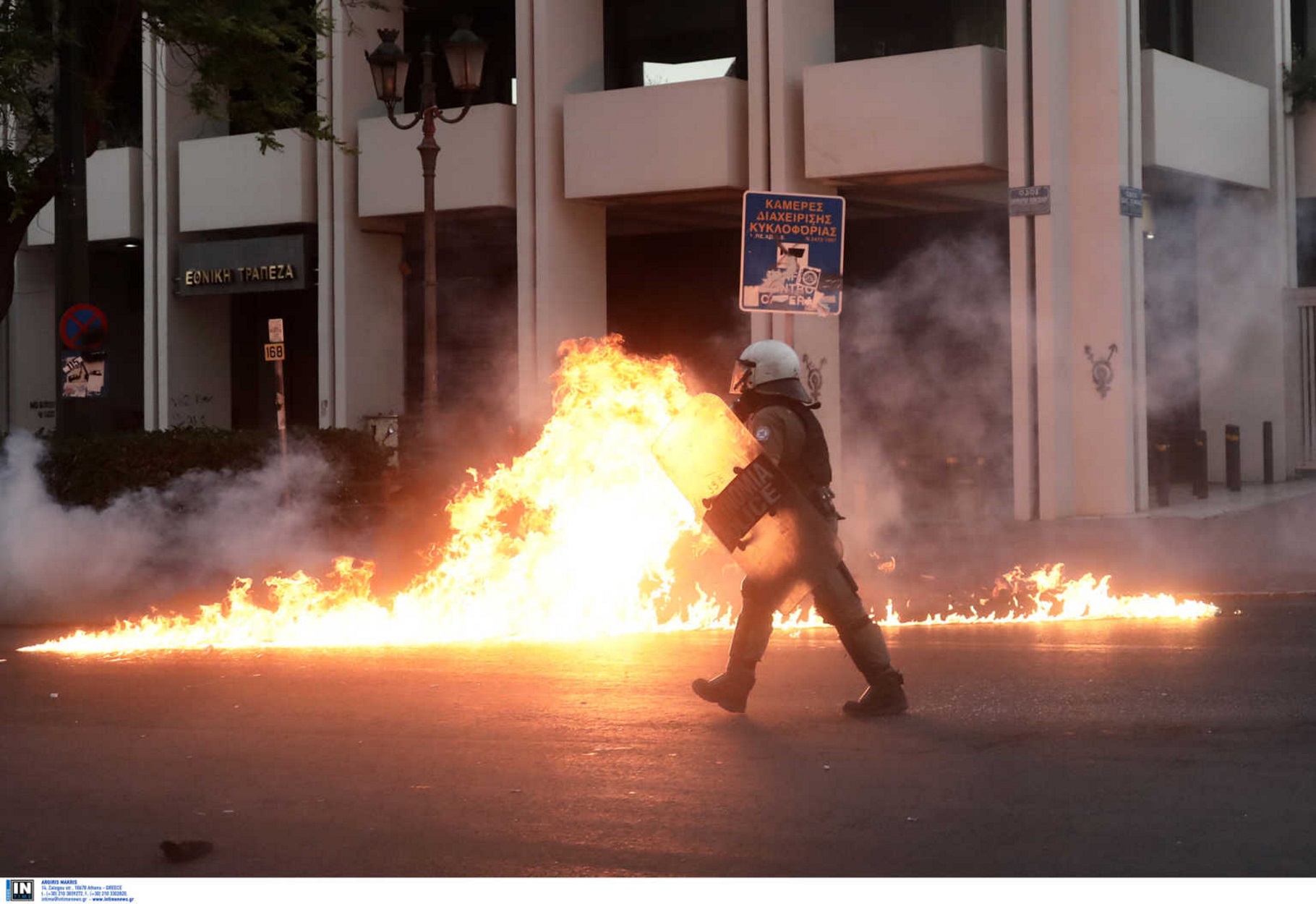 Δίωξη για ελευθέρωση κρατουμένου στον αστυνομικό που “απέτρεψε σύλληψη κουκουλοφόρου” στα επεισόδια