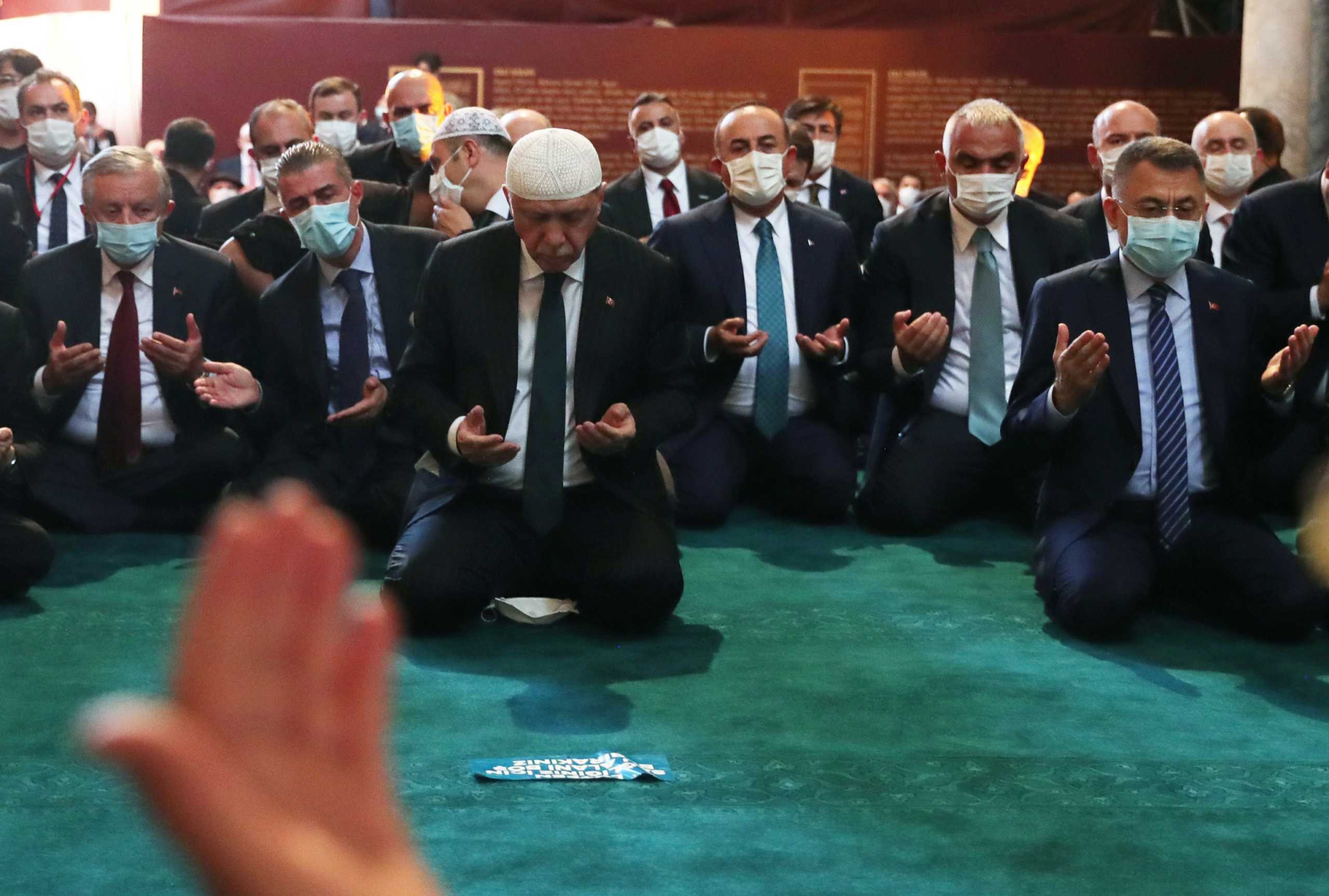 Η Αγιά Σοφιά είναι πια τζαμί! Παράσταση για ένα ρόλο του Ερντογάν – Κήρυγμα με κατάρες και Οθωμανικά Ξίφη