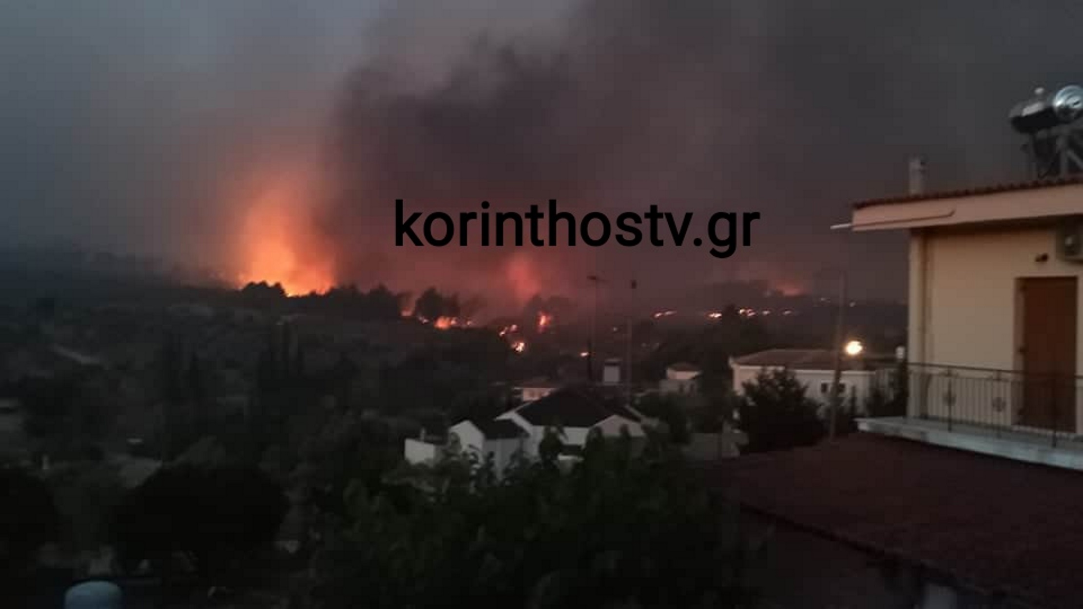 Κορινθία: Ολονύχτια μάχη με τη φωτιά – Οι φλόγες μπήκαν σε σπίτια ενώ εκκενώθηκαν οικισμοί (pics, video)
