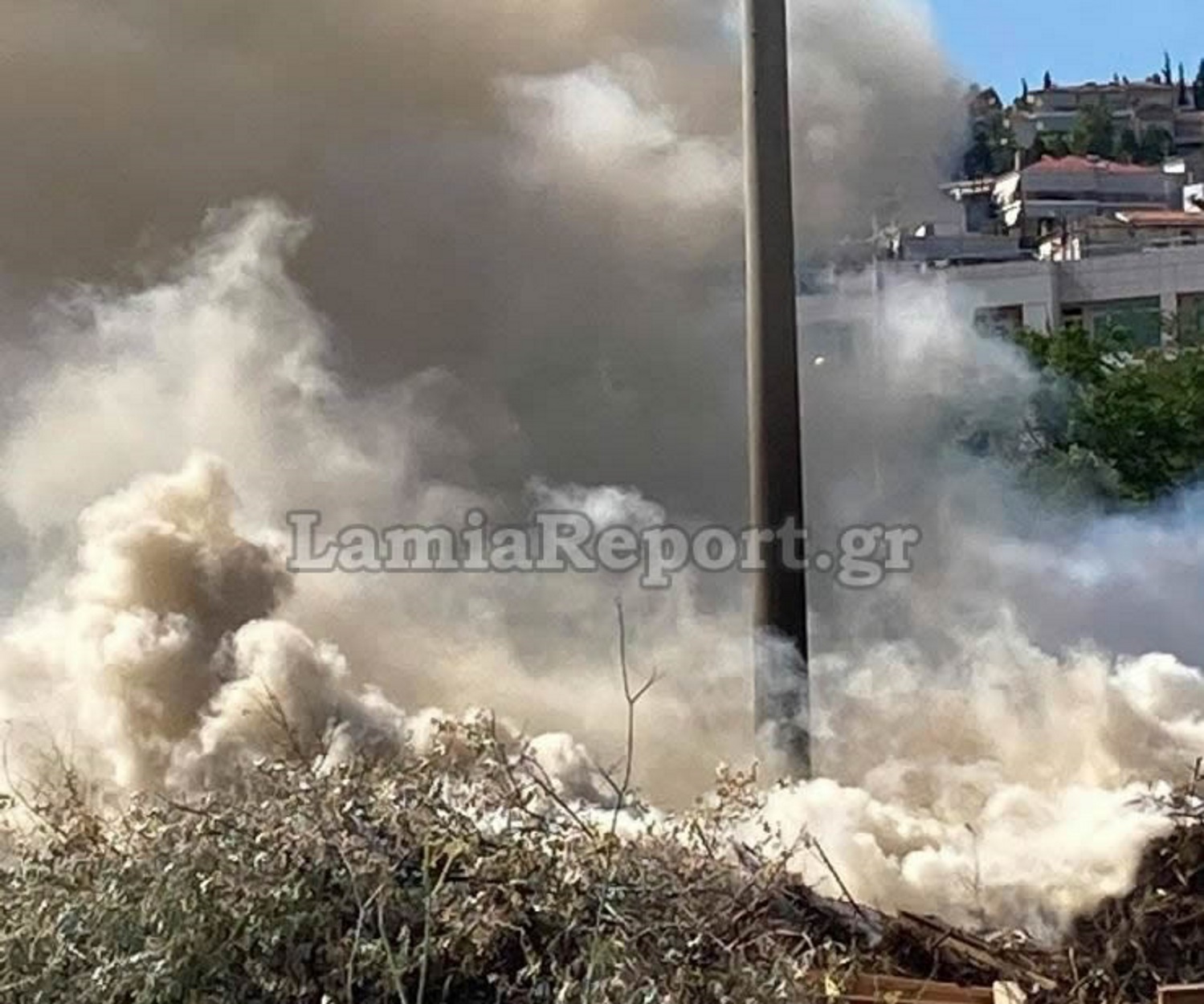 Λαμία: Φωτιά μέσα στην πόλη δίπλα στο στρατόπεδο “Τσαλτάκη” (pics, video)