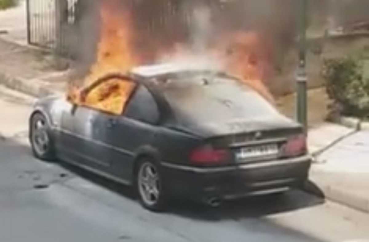 Θεσσαλονίκη: Η στιγμή που αυτοκίνητο τυλίγεται στις φλόγες – «Κομφούζιο» στην Περιφερειακή