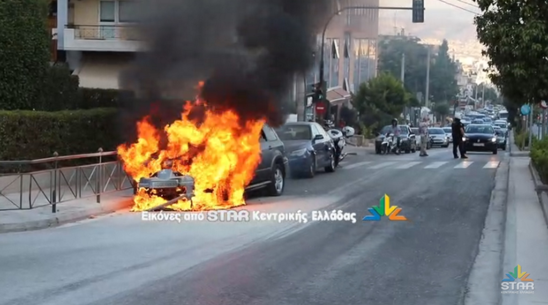 Γαλάτσι: Η στιγμή που αυτοκίνητο με καύσιμο υγραέριο τυλίγεται στις φλόγες! Φωτιά και εκρήξεις στην κάμερα (Βίντεο)