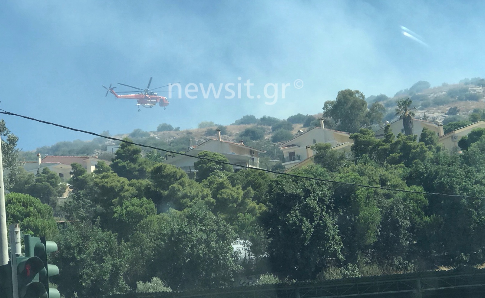 Φωτιά στη Βάρη – Εκκενώθηκαν τα παιδικά χωριά SOS κι ένα γηροκομείο