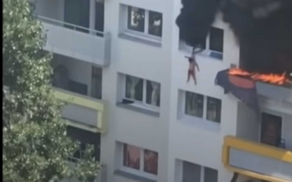 Τρομακτικές σκηνές! Παιδιά έπεσαν από τον τρίτο όροφο για να σωθούν απ’ τη φωτιά (video)
