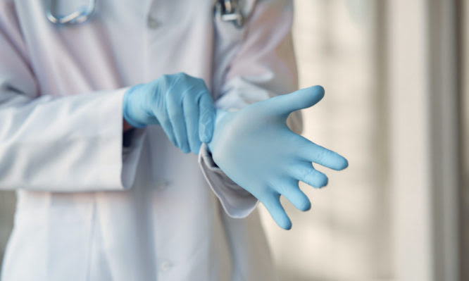 ΠΟΕΔΗΝ: Ξέμειναν από χειρουργικά γάντια τα νοσοκομεία εν μέσω κορονοϊού