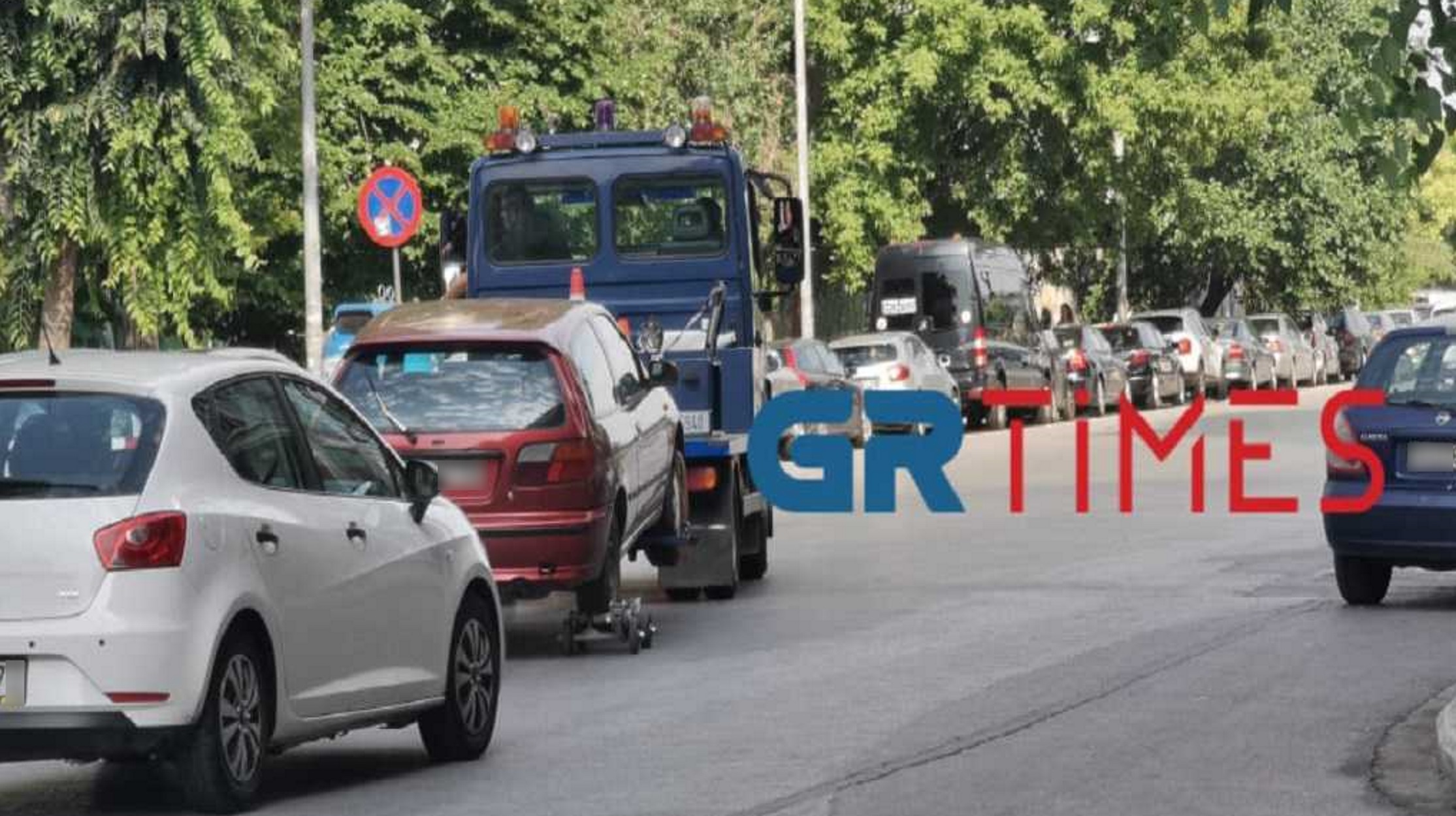 Θεσσαλονίκη: Επιχείρηση σκούπα της Τροχαίας – Σήκωσε αυτοκίνητα ο γερανός   (pics, video)