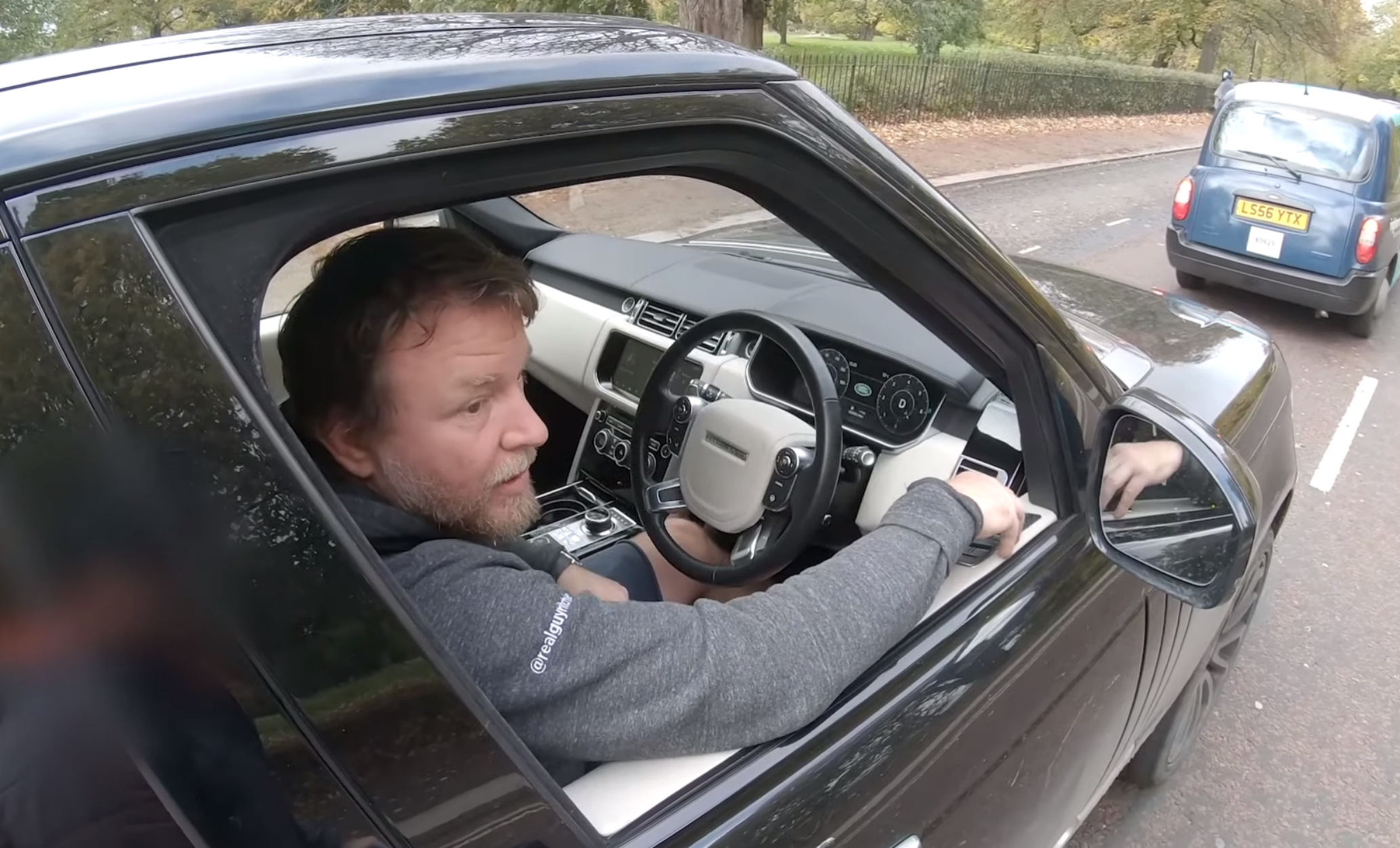 Ο Γκάι Ρίτσι έχασε το δίπλωμα του για 6 μήνες επειδή έστελνε sms