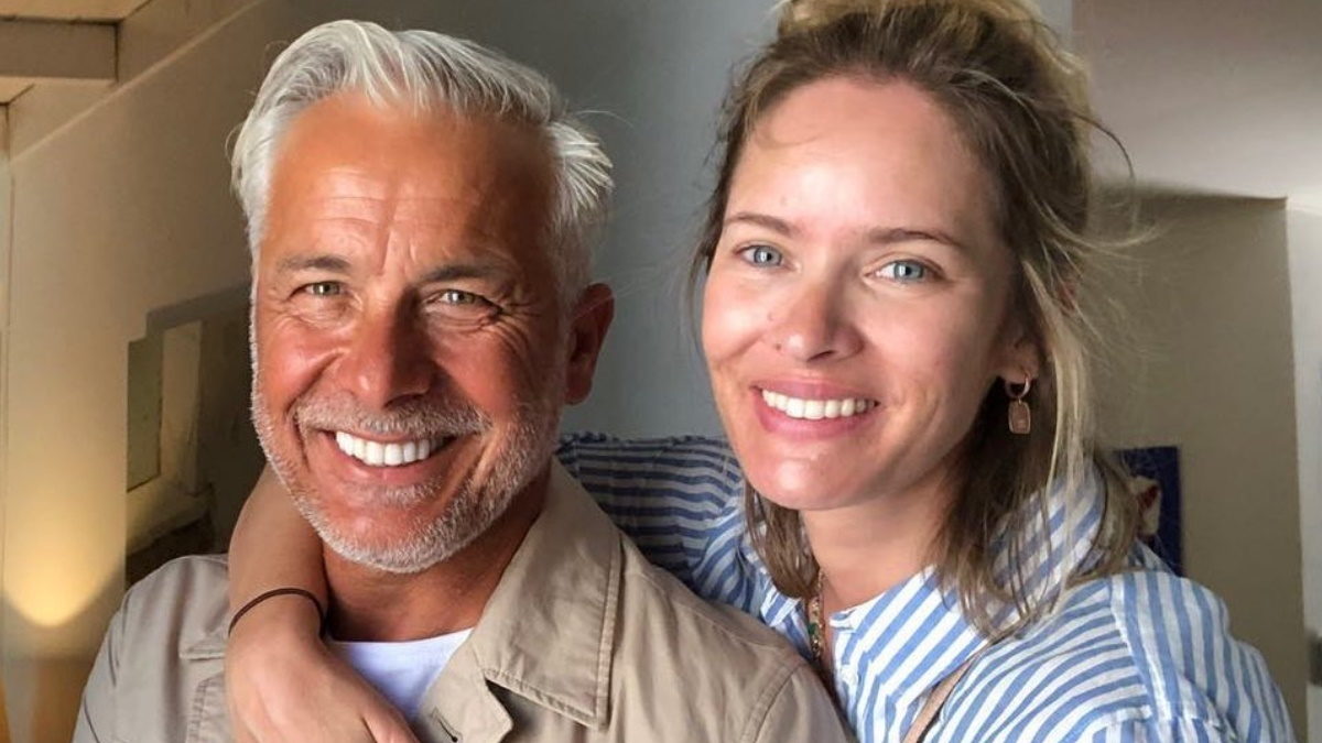 Χάρης Χριστόπουλος – Ανίτα Μπραντ: Βγήκαν από το μαιευτήριο! Η πρώτη φωτογραφία αγκαλιά με τον γιο τους