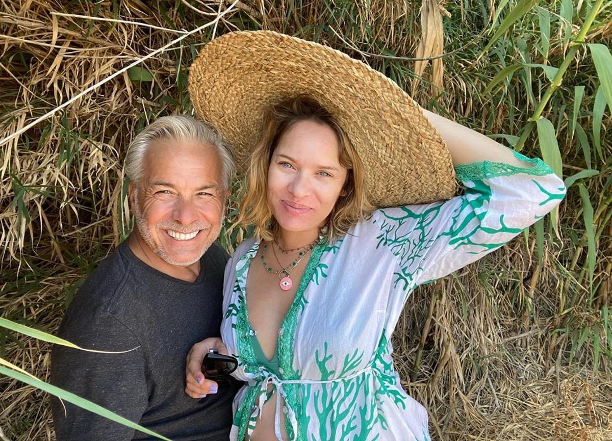 Anita Brand: Η σύζυγος του Χάρη Χριστόπουλου ποζάρει με φουσκωμένη κοιλιά, λίγο πριν γεννήσει!