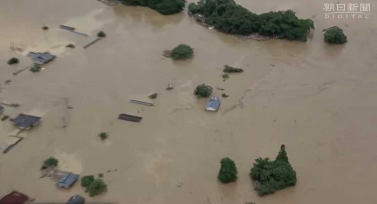 Φονικές πλημμύρες σαρώνουν τη νήσο Κιούσου της Ιαπωνίας – Τουλάχιστον 13 αγνοούμενοι (video)