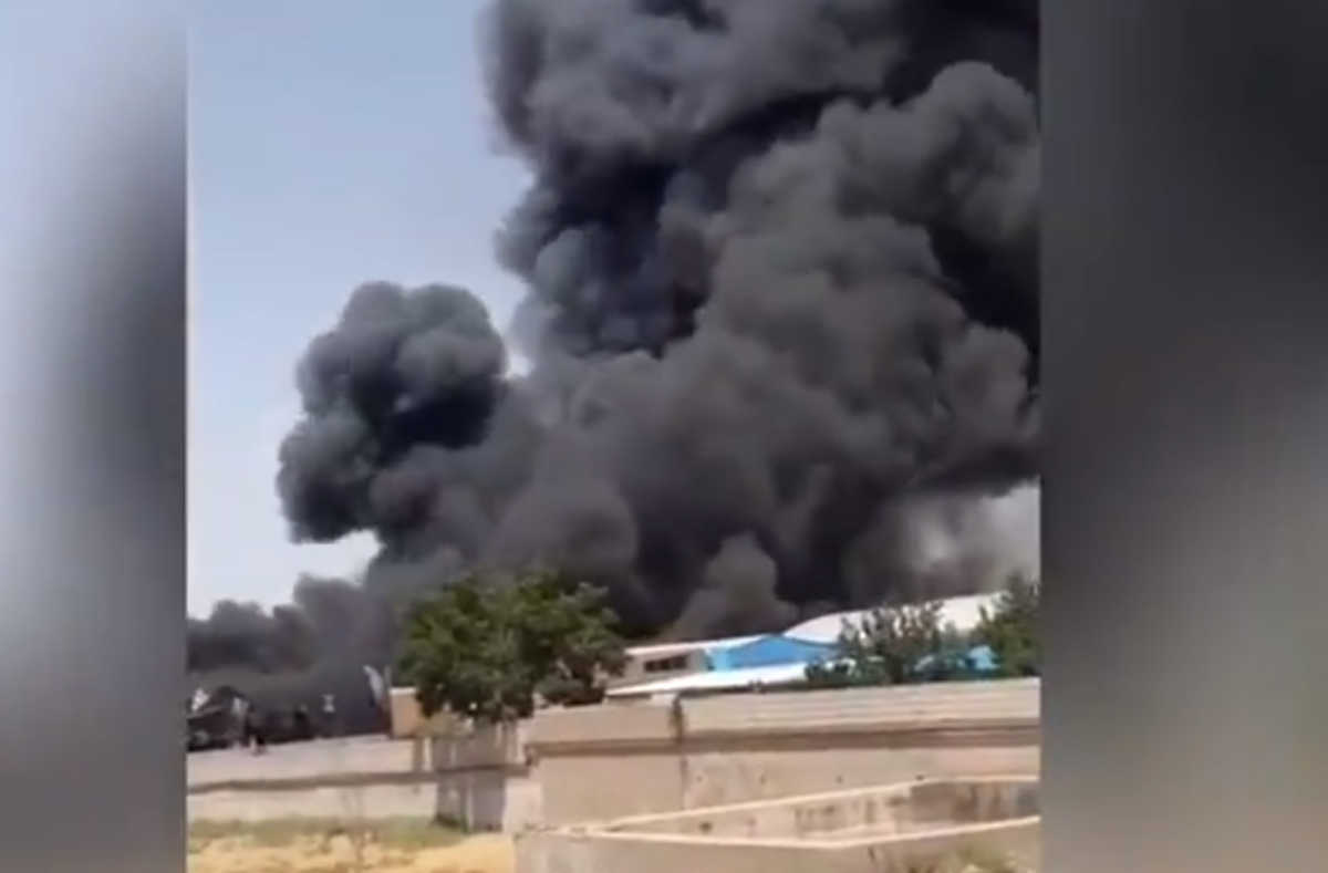 Ιράν: Φωτιά σε εργοστάσιο! Πυκνοί μαύροι κανπνοί σκεπάζουν την περιοχή (video)