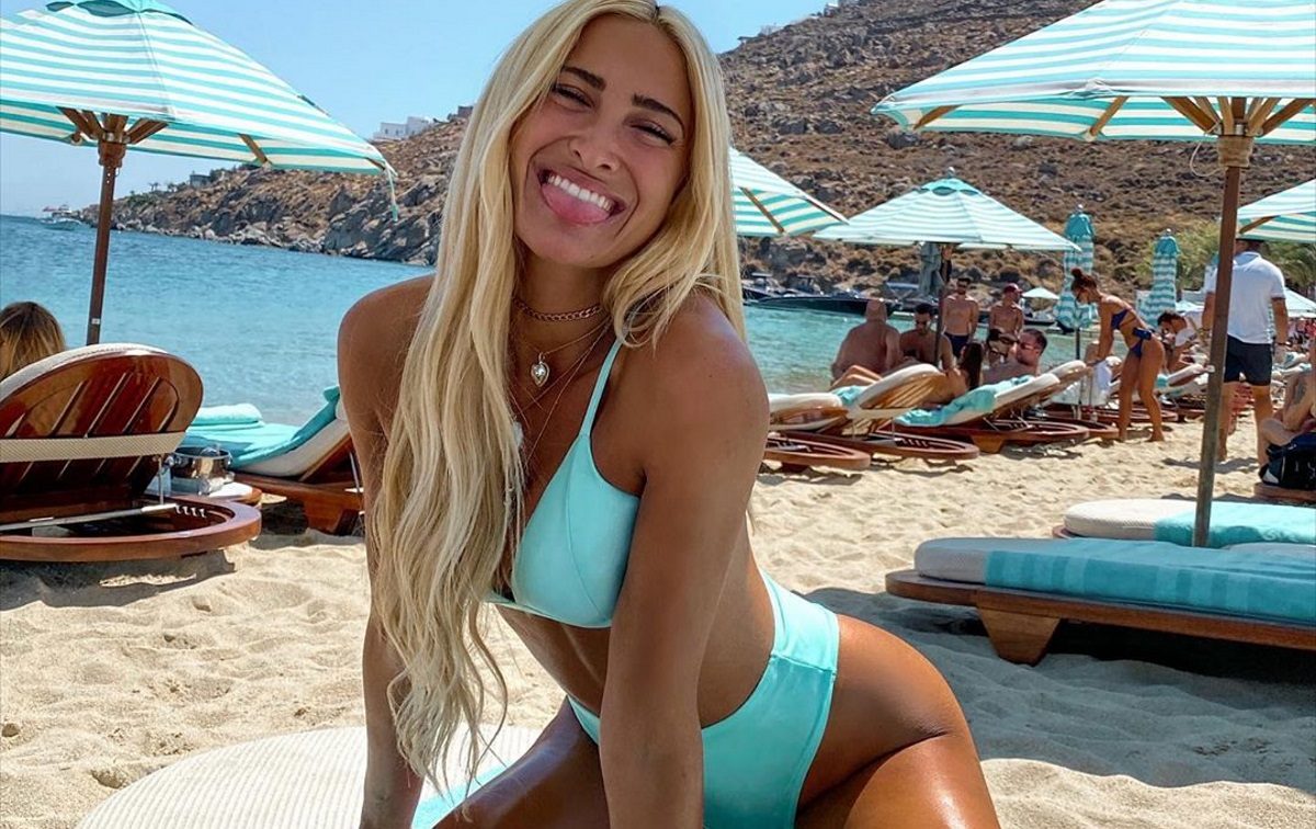 Ιωάννα Τούνη: Απολαμβάνει δροσερές βουτιές στην Ψαρού και αναστατώνει τους λουόμενους!