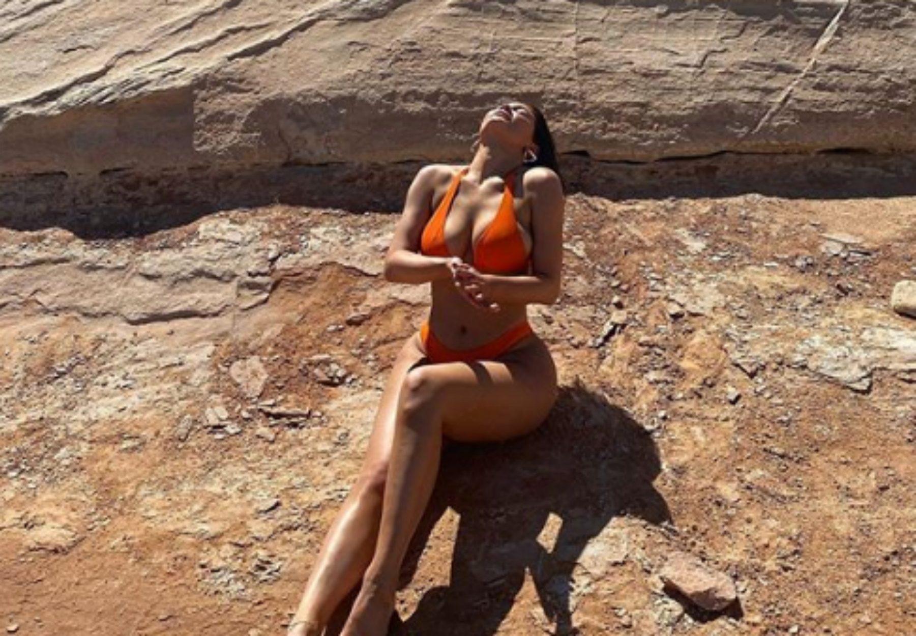 Η Κάιλι Τζένερ έβαλε”φωτιές” στο Instagram ποζάροντας με αποκαλυπτικά μπικίνι