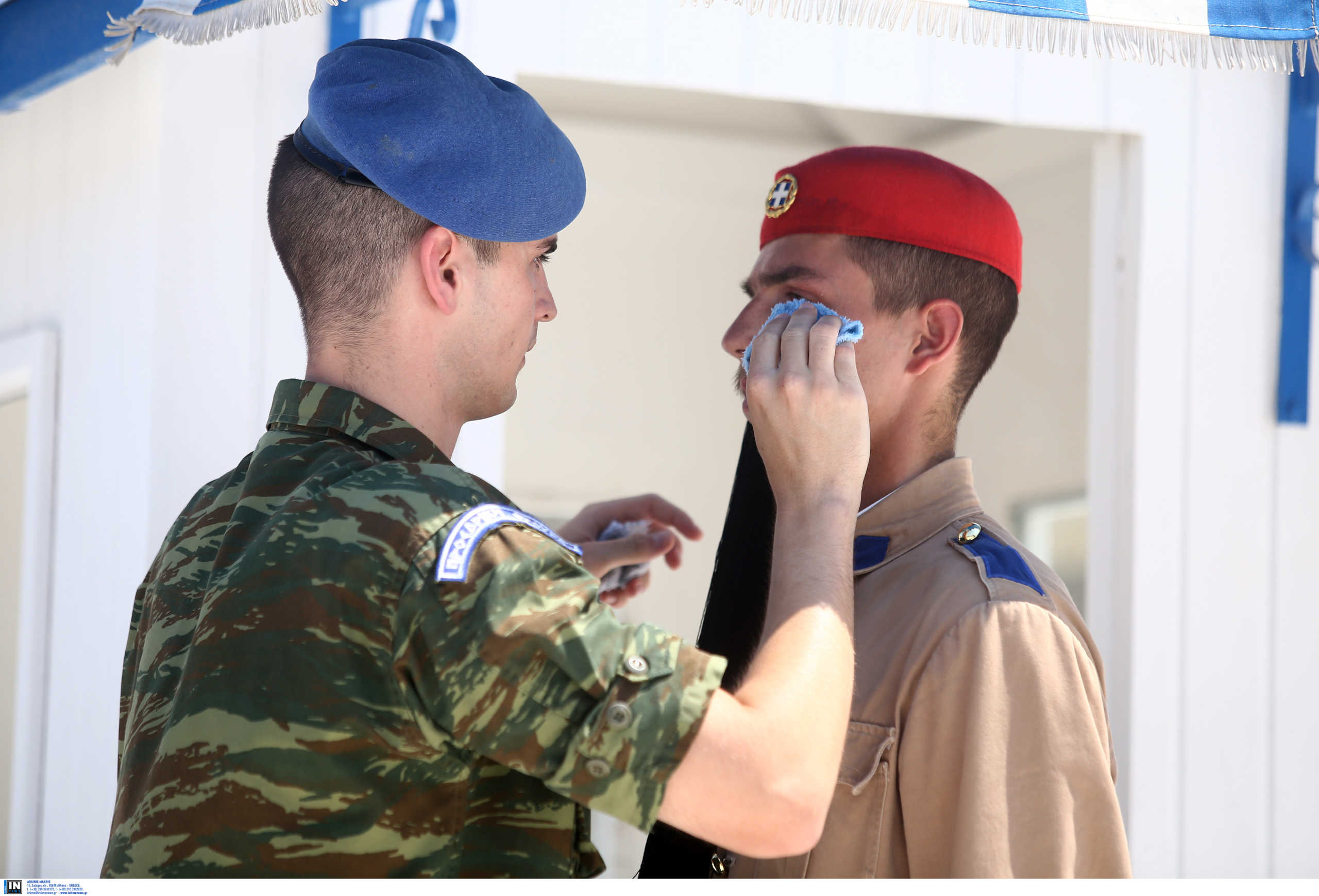 «Έλιωσαν» από τον καύσωνα και οι εύζωνες (pics)