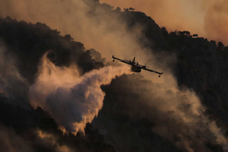 Φωτιά στη Μεσσαρά στην Κρήτη: Νέες εικόνες από την Πόμπια – Υπό μερικό έλεγχο η πυρκαγιά
