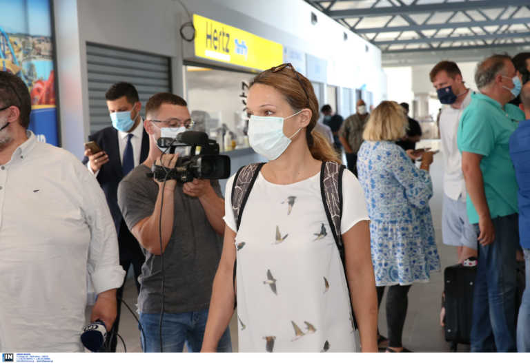 Κέρκυρα: Αυτοί είναι οι πρώτοι τουρίστες από το εξωτερικό! Μάσκες, σανδάλια και το σήμα της νίκης (Φωτό)