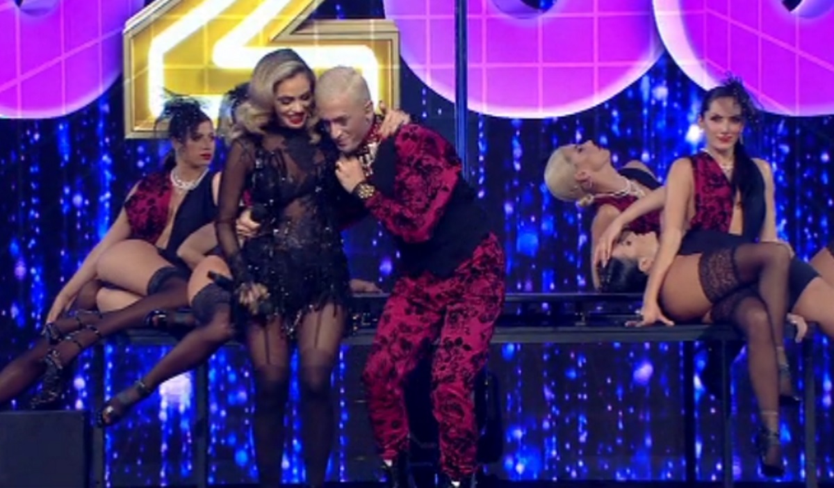 Απίστευτο απρόοπτο στον τελικό του J2US για Κόνι και Τάσο! “Κόλλησαν” μεταξύ τους πάνω στη σκηνή