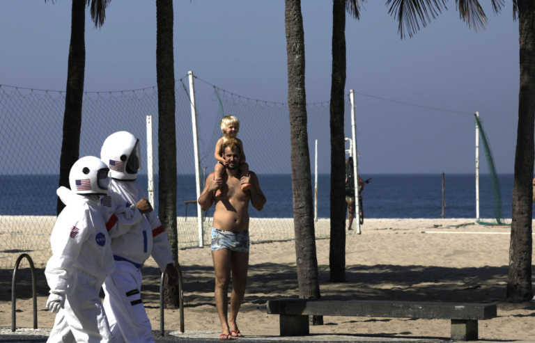 Βραζιλία: Ζευγάρι βόλταρε στην Κόπα Καμπάνα με στολή αστροναυτών για να μην κολλήσει κορονοϊό (pics)