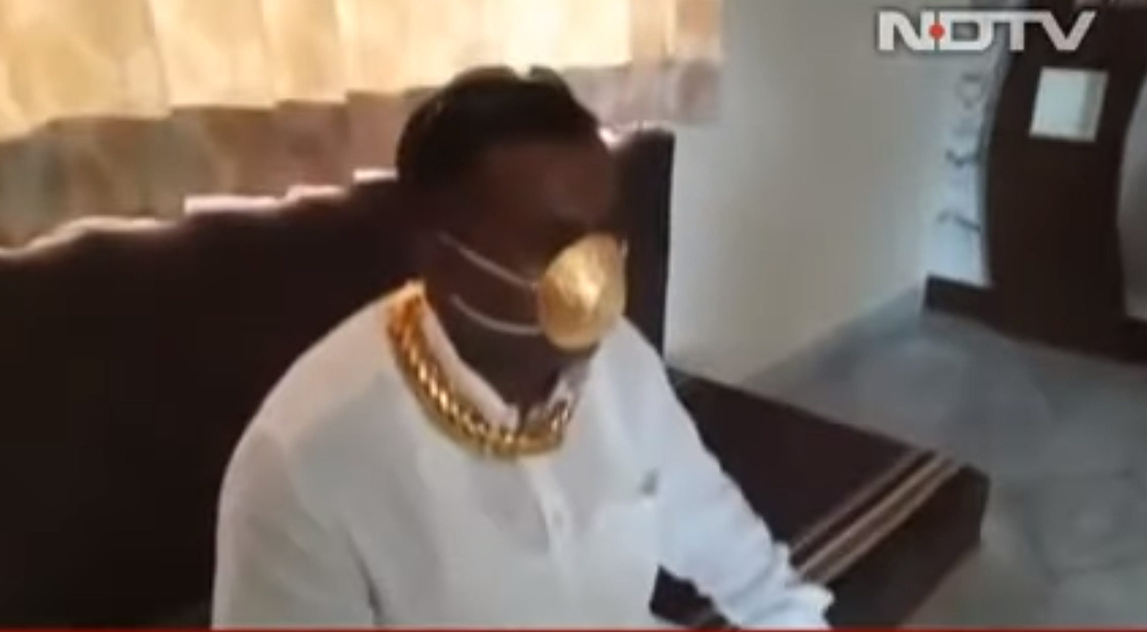 Ινδός πλήρωσε 3.500 ευρώ για μάσκα… από χρυσό (video)