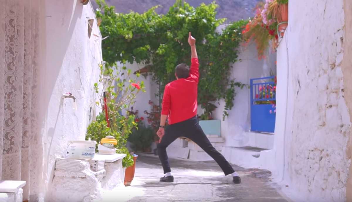 Κρήτη: Ο… ντόπιος Michael Jackson που “τρέλανε” τις γιαγιάδες! Μπύρες, χορός και επικό χορευτικό (Βίντεο)