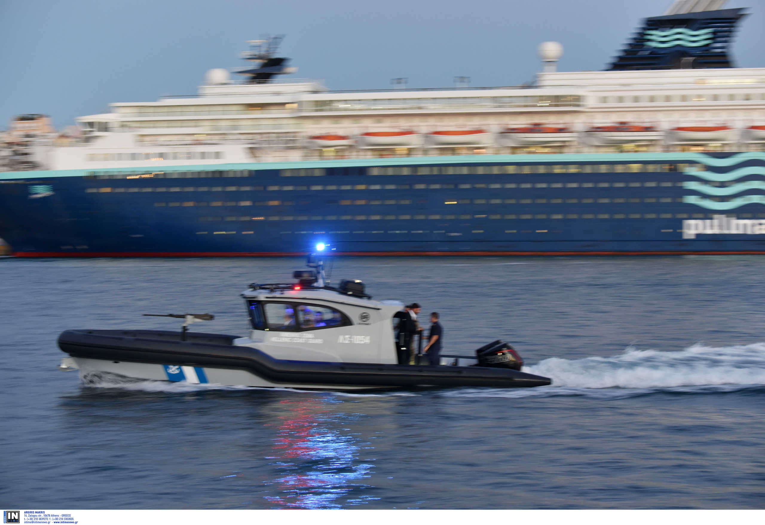 Óôï ðëáßóéï ôçò áíáâÜèìéóçò ôïõ åðé÷åéñçóéáêïý óôüëïõ ËÓ-ÅË.ÁÊÔ., ç ¸íùóç ÅëëÞíùí Åöïðëéóôþí (ÅÅÅ), ìÝóù ôçò åôáéñåßáò êïéíùíéêÞò ðñïóöïñÜò ââââ⬬ÓÕÍ-ÅÍÙÓÉÓââââ⬬, áðïöÜóéóå ôçí äùñåÜ óôï Ëéìåíéêü Óþìá ââââ⬬âââ⬬ ÅëëçíéêÞ ÁêôïöõëáêÞ, ðÝíôå (05) ¶êáìðôùí Ðíåõóôþí Óêáöþí (R.I.B.) ìå äéêáßùìá ðñïáßñåóçò ãéá åðéðëÝïí ðÝíôå (05) óêÜöç, ðñïò åíßó÷õóç ôïõ öïñÝá.
Ôá õðü äùñåÜ óêÜöç åßíáé ôýðïõ Leiftur 1100 Cabin Patrol ôçò åôáéñåßáò RAFNAR, éóëáíäéêÞò ó÷åäßáóçò êáé åëëçíéêÞò êáôáóêåõÞò. Ôï ïëéêü ìÞêïò ôïõò áíÝñ÷åôáé óôá 11,55 ìÝôñá, öÝñïõí äýï (02) åîùëÝìâéïõò êéíçôÞñåò óõíïëéêÞò éððïäýíáìçò 900 ßððùí ìå äõíáôüôçôá åðßôåõîçò ìåãÜëùí ôá÷õôÞôùí.
¸÷ïõí ìåãÜëç åõåëéîßá, äõíáôüôçôá ðñïóáñìïãÞò âáñÝùò ïðëéóìïý, öÝñïõí êëåéóôü ÷þñï äéáêõâÝñíçóçò ìå áíôéâáëëéóôéêÞ ðñïóôáóßá êáé óõóôÞìáôá åðéêïéíùíéþí - åðéôÞñçóçò ôåëåõôáßáò ôå÷íïëïãßáò, åíþ ç ó÷åäßáóÞ, åðéôñÝðåé ôçí ðëåýóç êÜôù áðü äýóêïëåò êáéñéêÝò óõíèÞêåò.